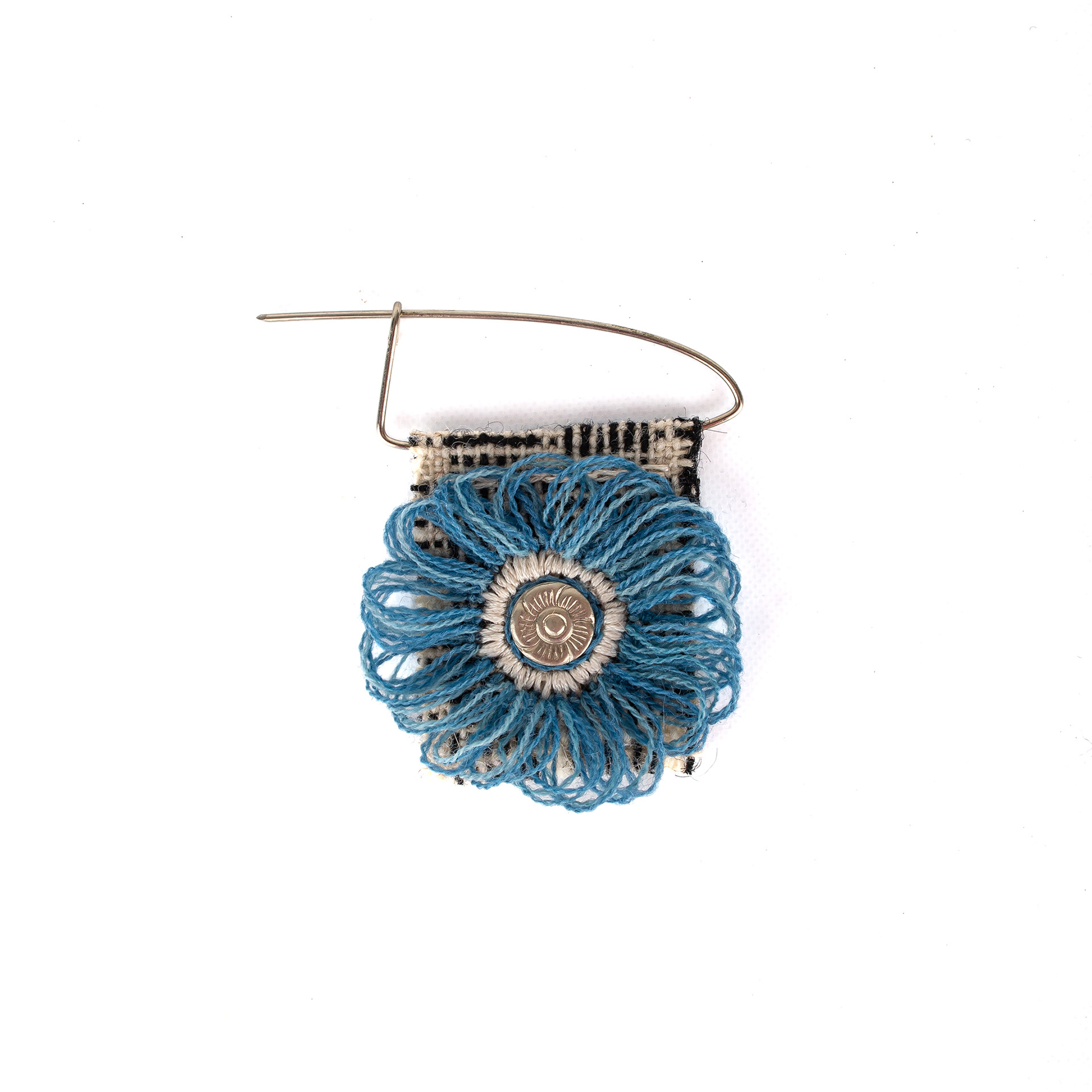 Escarapela bordada a mano, soporte telar, flor y gancho de alpaca. $15.000