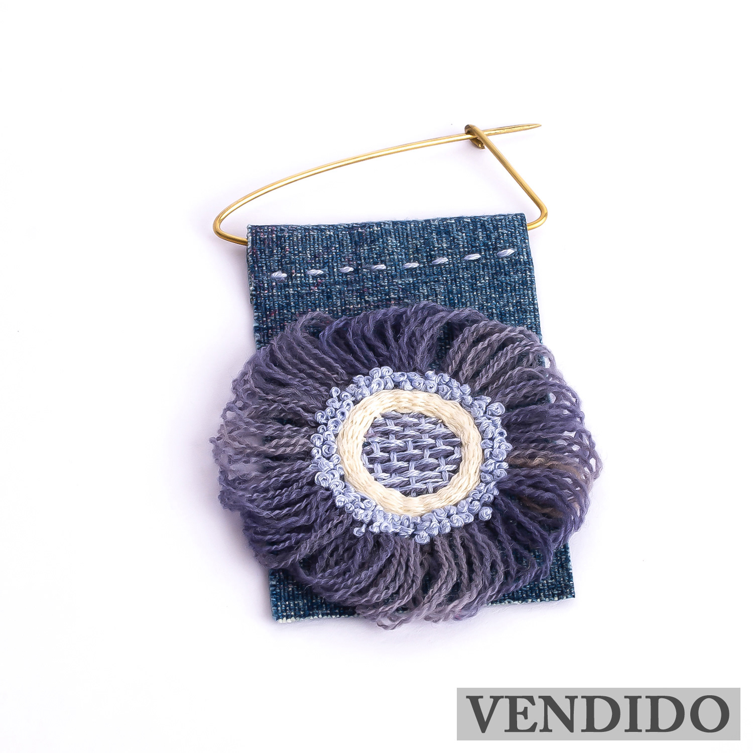 Escarapela bordada a mano, soporte jean, gancho de bronce. $15.000