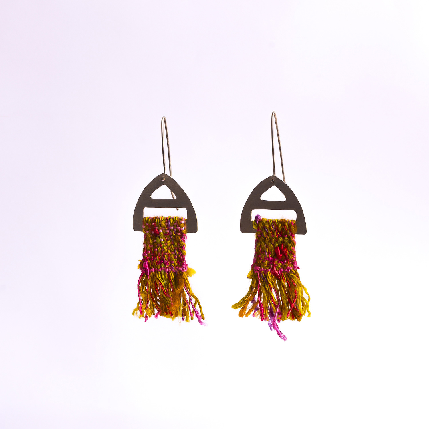 Aros Mapuche. Alpaca, remache gancho de alpaca, faja en telar. Pieza única. $23.000