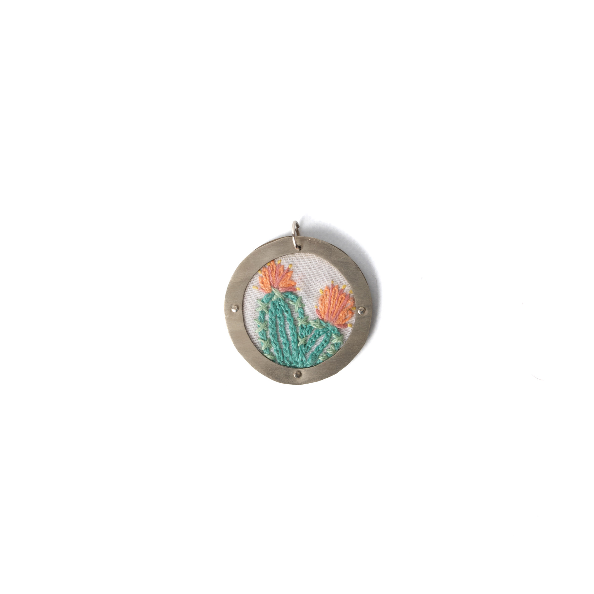 Dije Cactus en flor. Bordado a mano. Marco de alpaca. Pieza única. $25.000