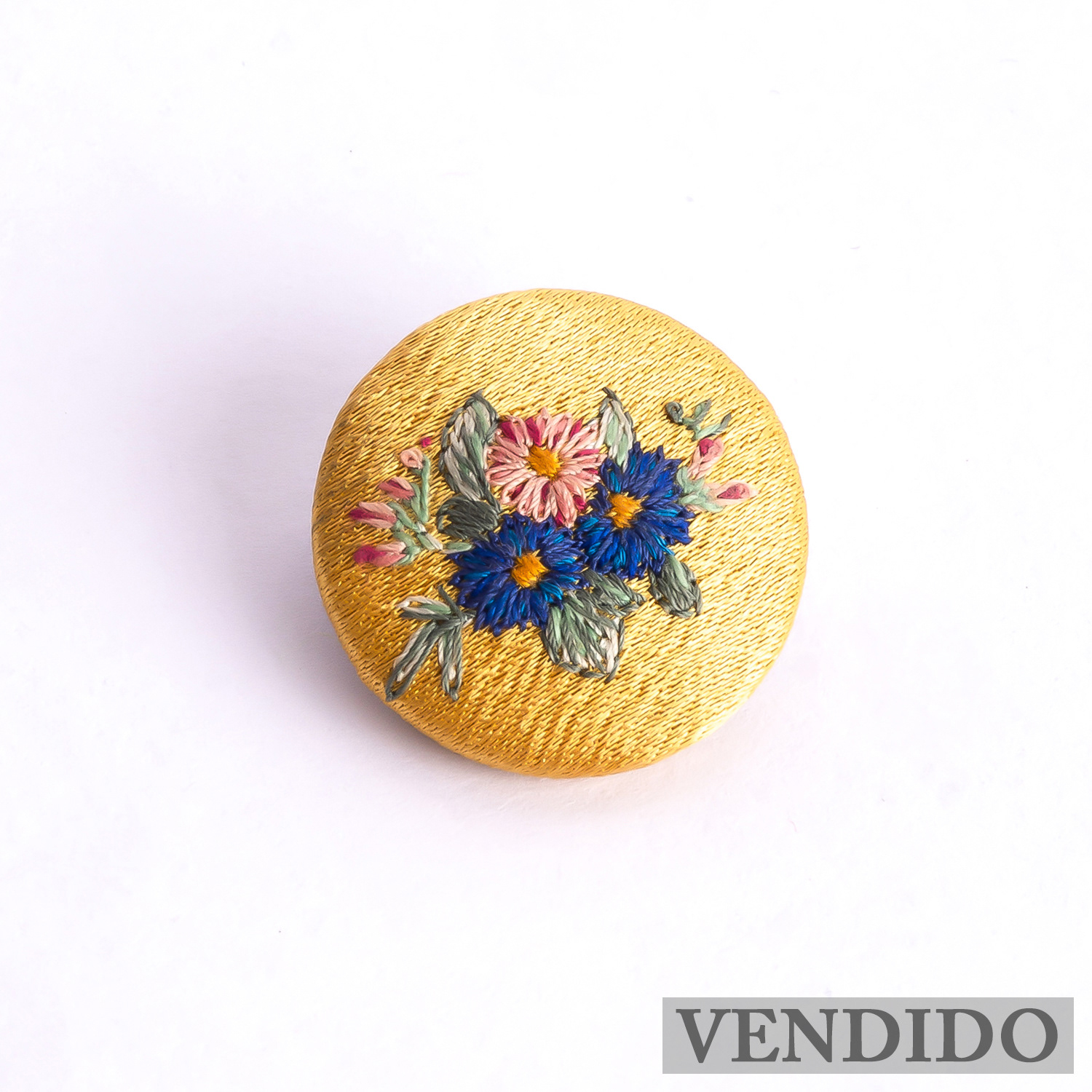 Prendedor botón bordado a mano. Pieza única. Tamaño 3cm de diámetro. $10.000