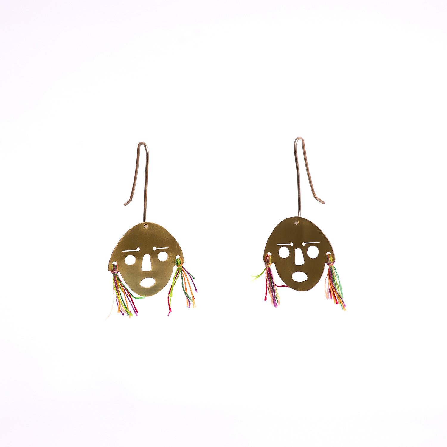 Aros Máscara. Bronce, remache gancho de alpaca, hilitos de colores. Pieza única. $20.000