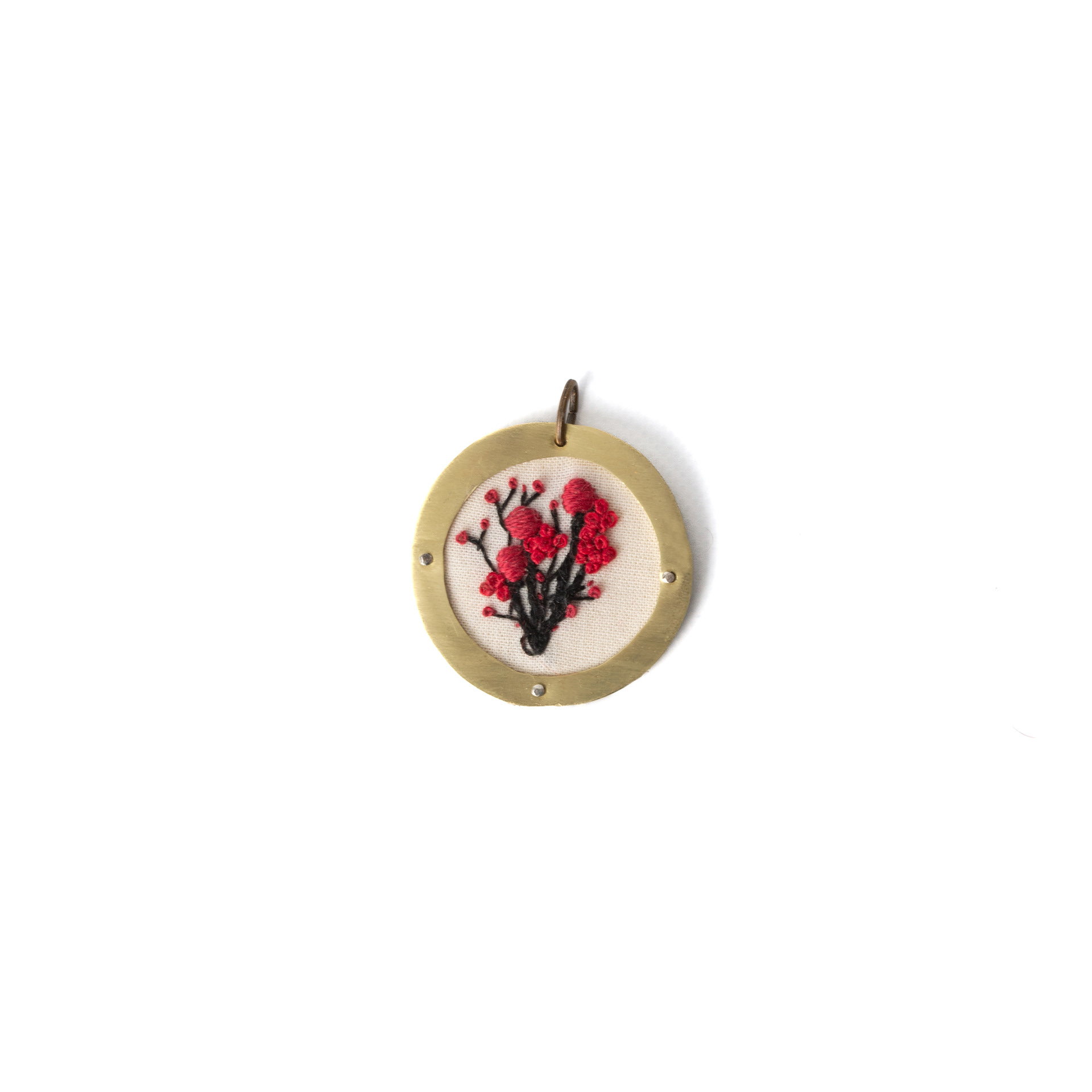 Dije Flores de invierno. Bordado a mano. Marco de bronce. Pieza única. $25.000