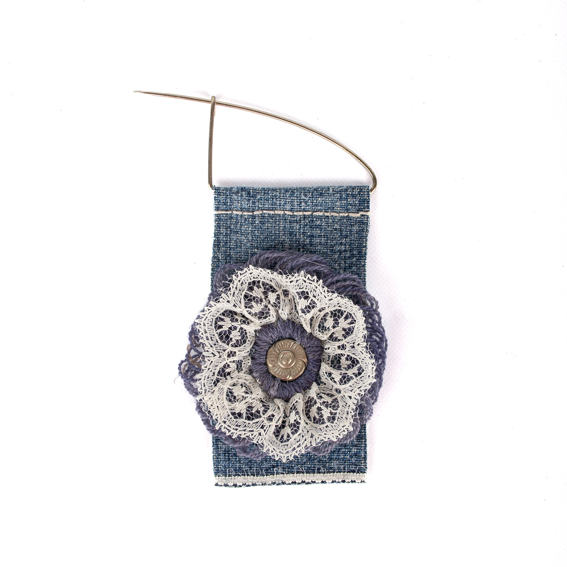 Escarapela bordada a mano, soporte jean, flor y gancho de alpaca. $15.000