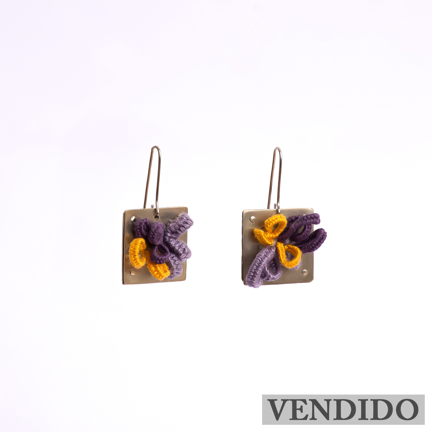 Aros Tridimensional. Alpaca, remache gancho de alpaca, bordados a mano. Pieza única. $25.000