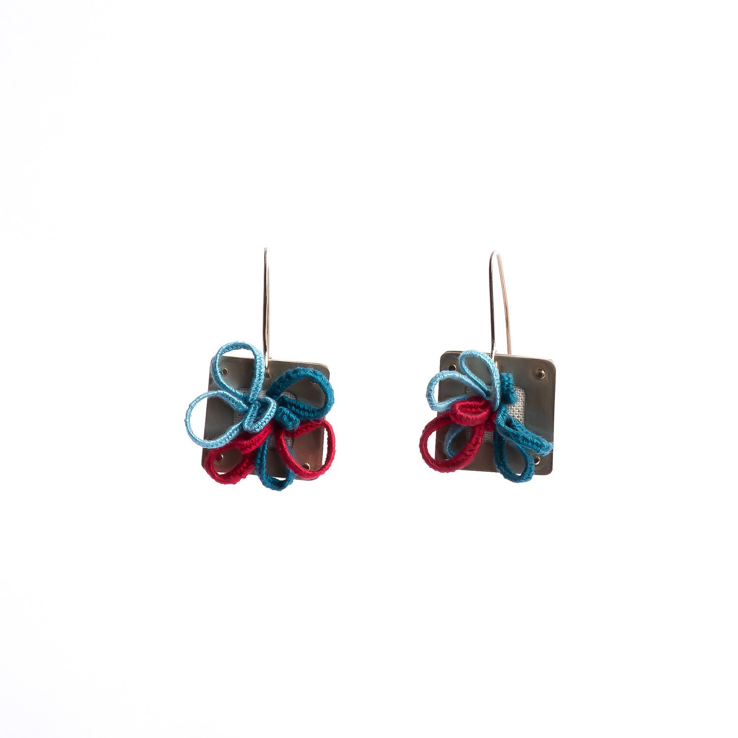 Aros Tridimensional. Alpaca, remache gancho de alpaca, bordados a mano. Pieza única. $25.000