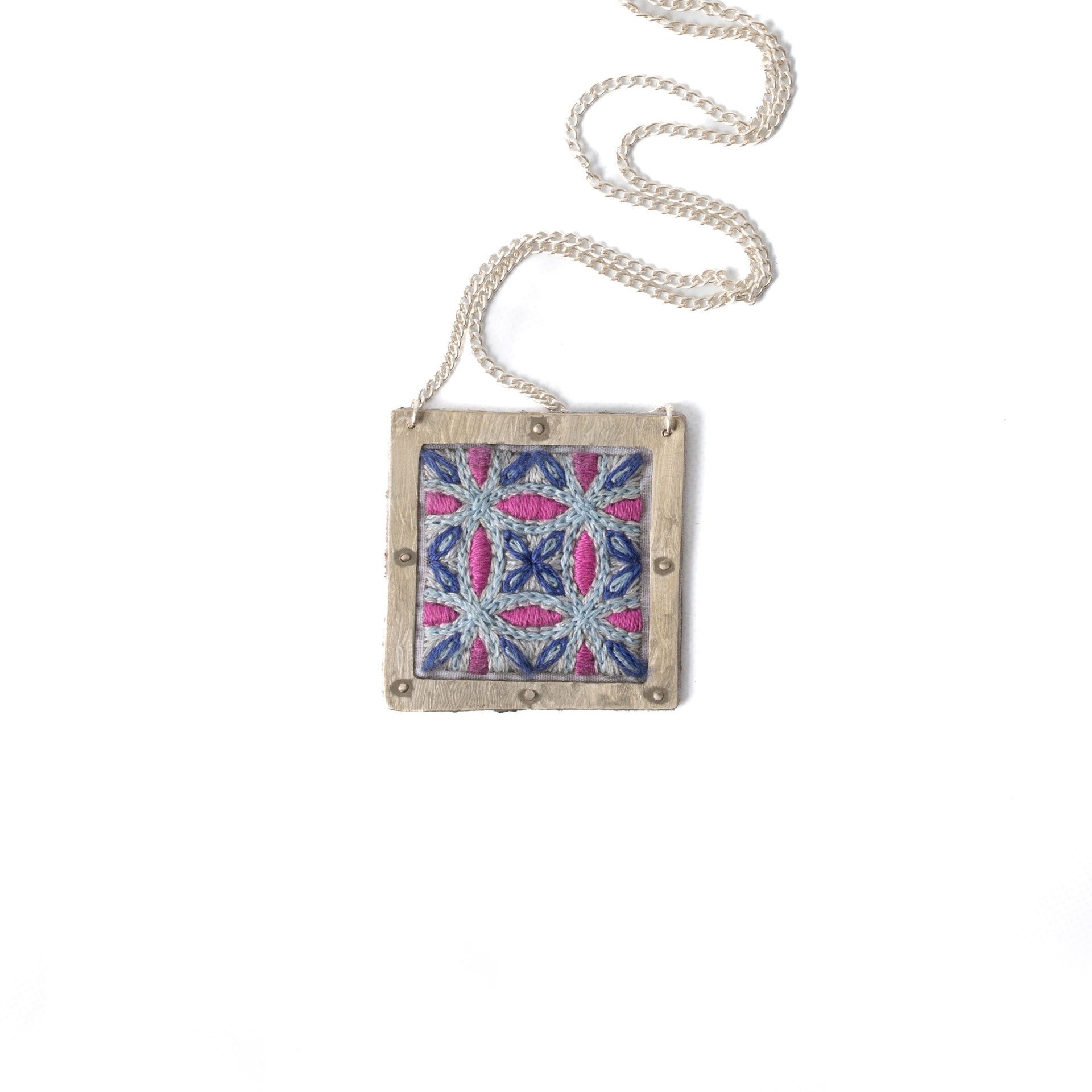 Dije Mayólica. Bordado a mano. Marco de alpaca. Remaches alpaca. Cadena de alpaca. Pieza única. Tamaño 4cm x 4cm. $28.000