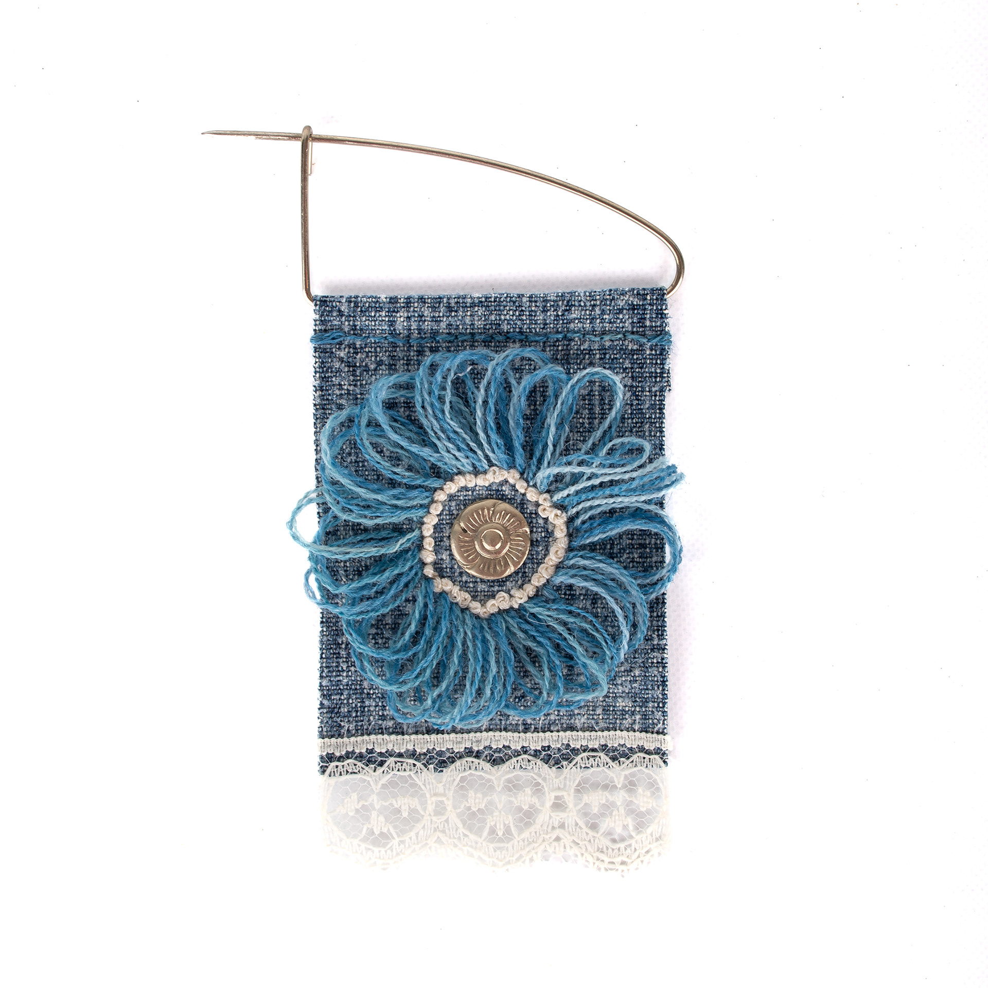 Escarapela bordada a mano, soporte jean, flor y gancho de alpaca. $15.000