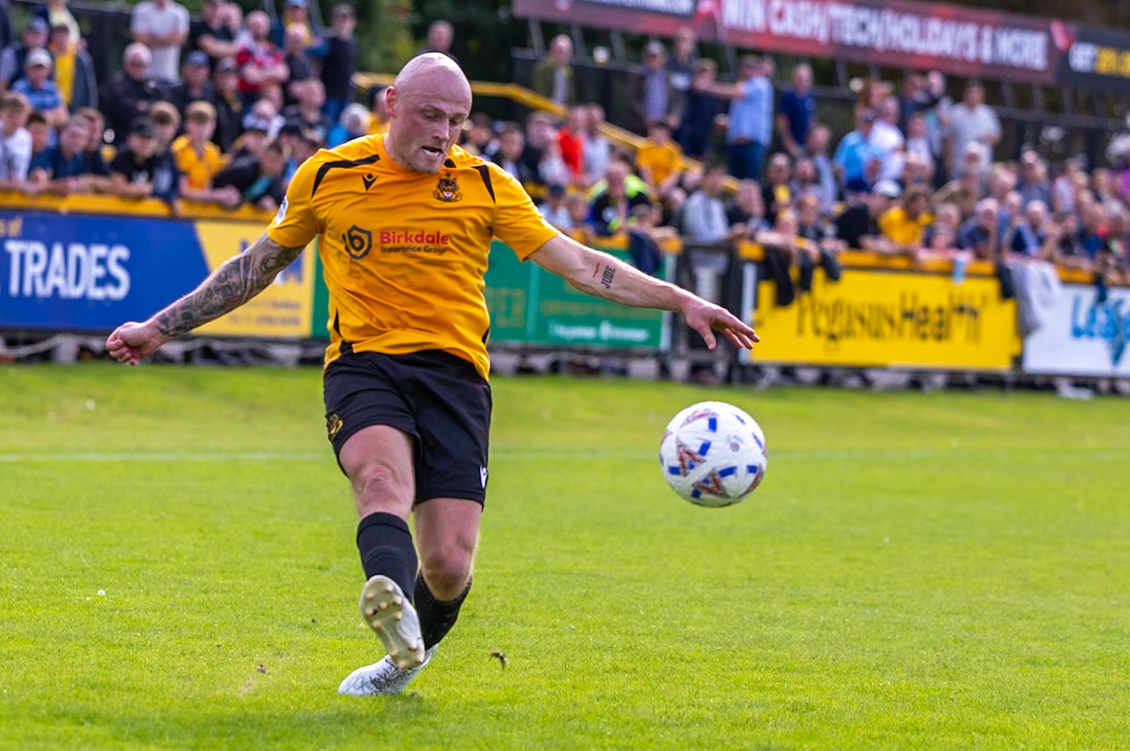 Southport, ENGLAND - during the Enterprise National League North match between Southport and South Shields at Southport.Canon Canon EOS R3 400 1/3200 2.8 (Pic by John Middleton)