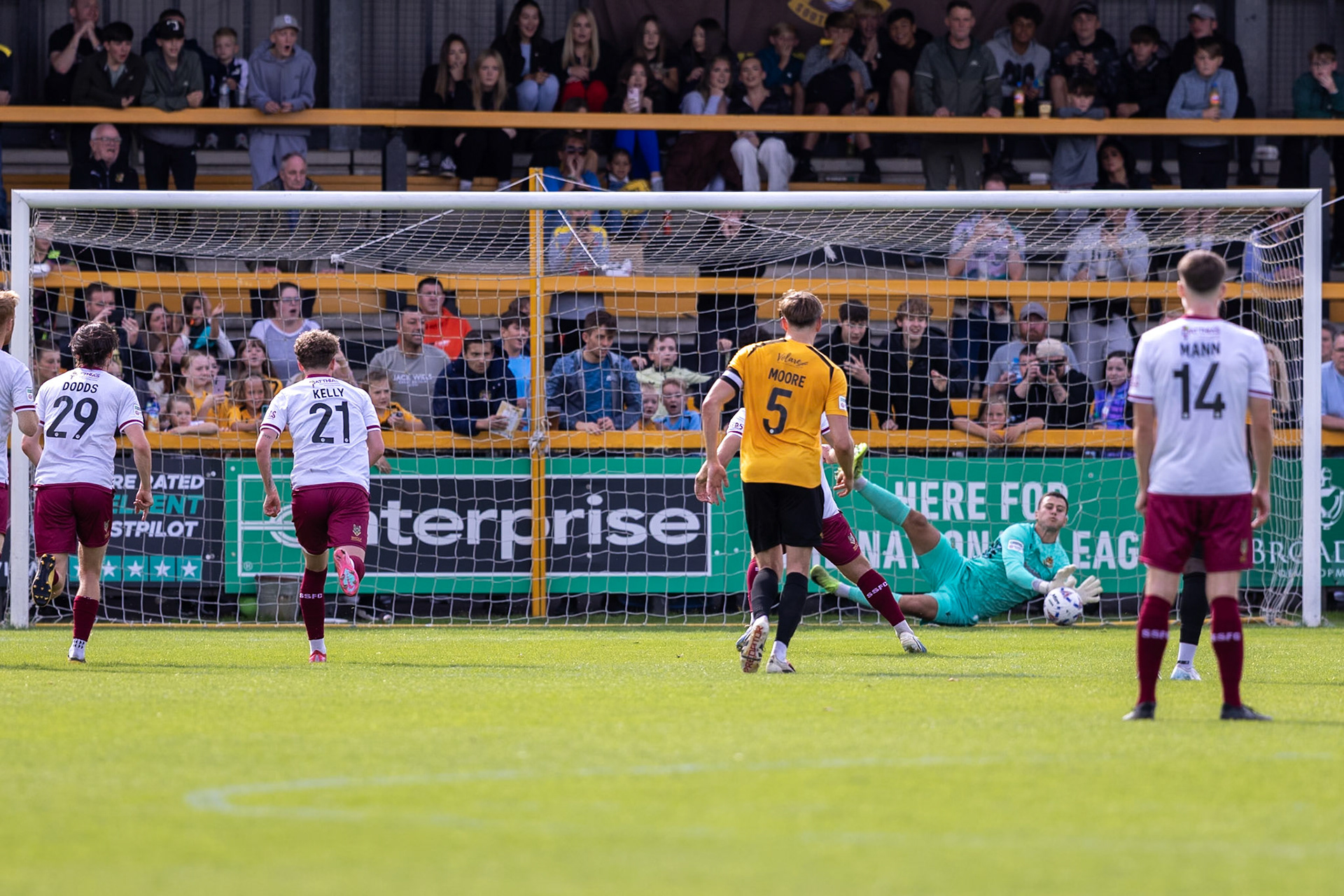 Southport, ENGLAND - during the Enterprise National League North match between Southport and South Shields at Southport.Canon Canon EOS R6m2 320 1/2500 2.8 (Pic by John Middleton)