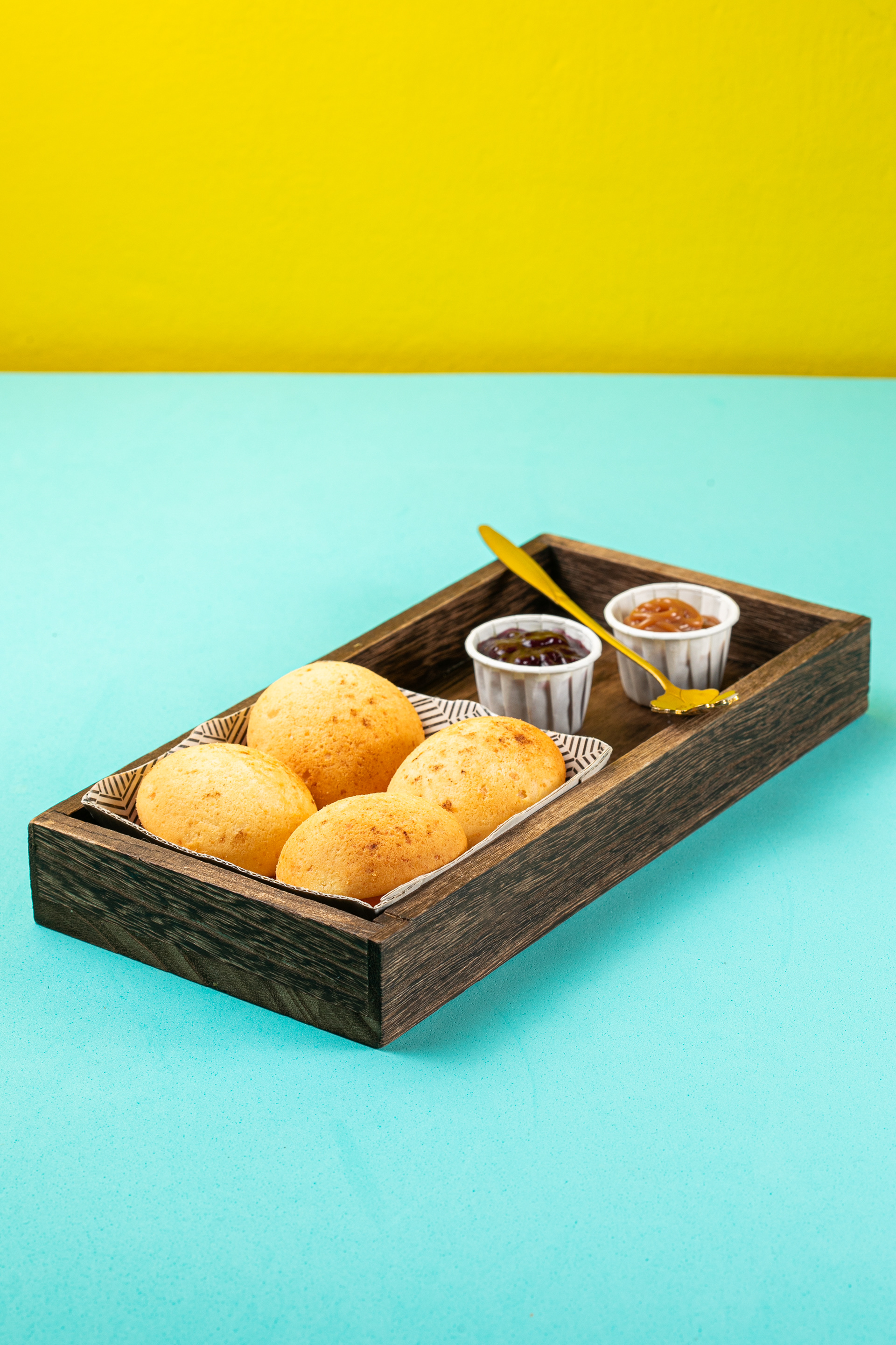 Pandebonos con arequipe y mermelada