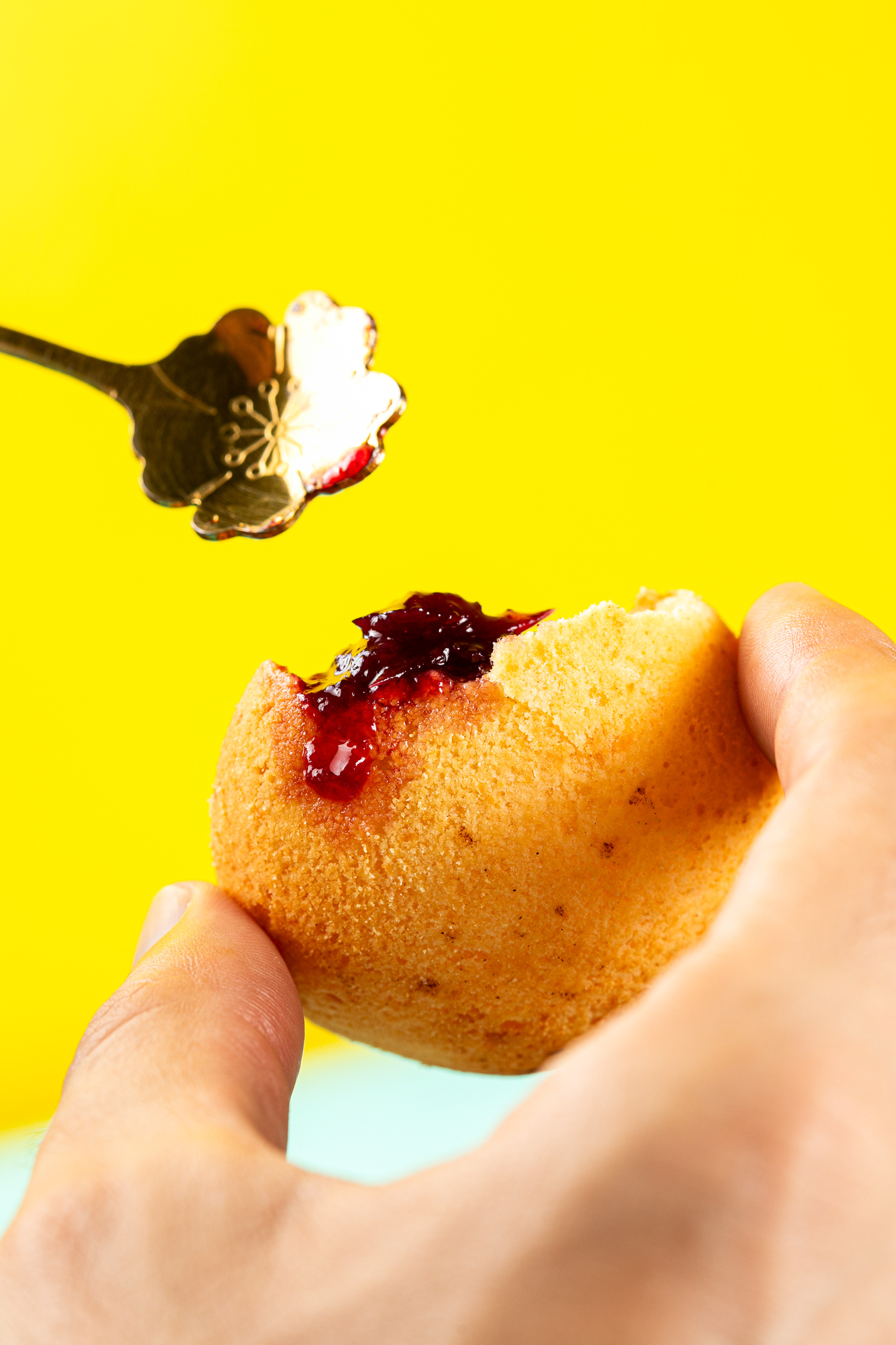Pandebono con mermelada de uva isabella