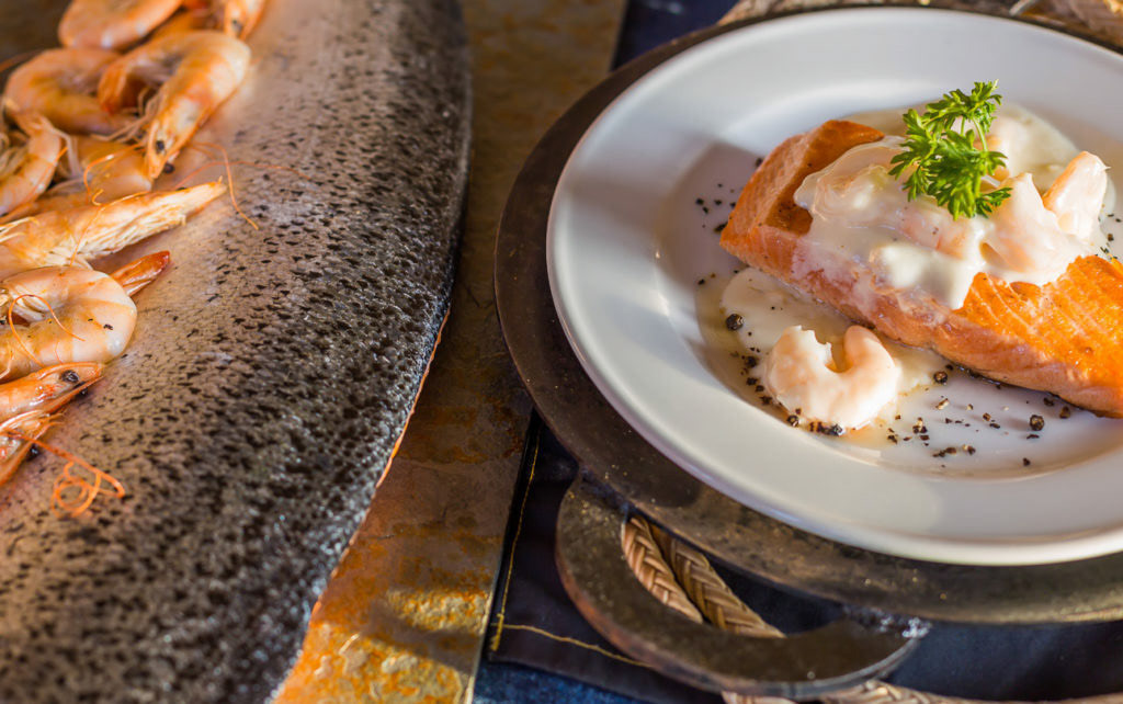 Salmón a la crema de camarón
