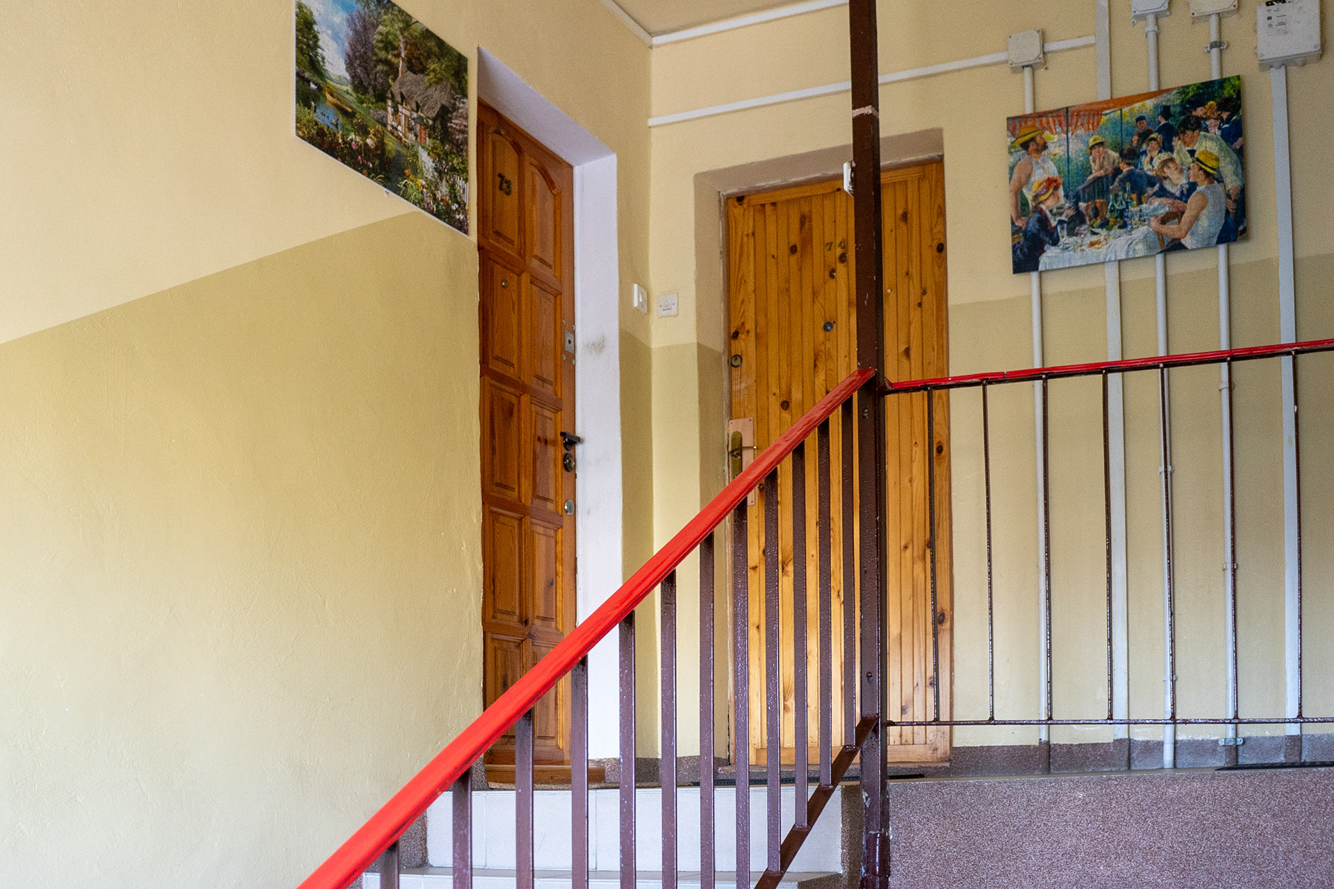 Mój tata nie żyje już prawie 20 lat a ja wciąż widzę go siedzącego na tych schodach i palącego papierosa. Kiedyś razem z mamą, po cichu przed wszystkimi wykupiłyśmy sobie wycieczkę do Lichenia. Były takie wycieczki za 20 zł, gdzie w połowie trasy wszyscy uczestnicy wycieczki byli częstowani obiadem i naciagani na jakieś super produkty po mega promocyjnej cenie. Postanowiłyśmy pojechać nie mówić nic nikomu.  Tylko, że w pospiechu mama zamknęła dom na zamek, do którego tata zgubił klucz. I gdy tata wrócił z pracy, nie mógł dostać się do domu... Czekał więc na nas na klatce paląc papierosa. Nie był zadowolony...