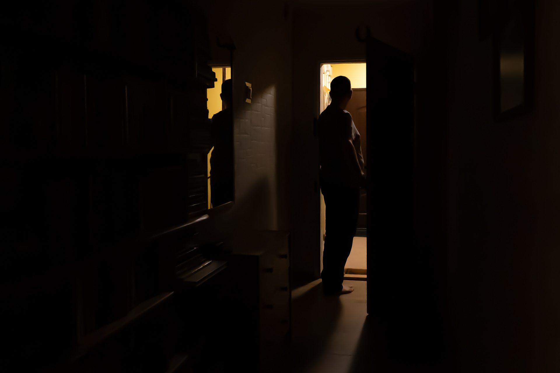 Tata z pracy najczęściej wracał późnym wieczorem. Ten widok przypomina mi ten moment, gdy wchodził do mieszkania. Ta sama klatka schodowa, lustro w dokładnie w tym samym miejscu.