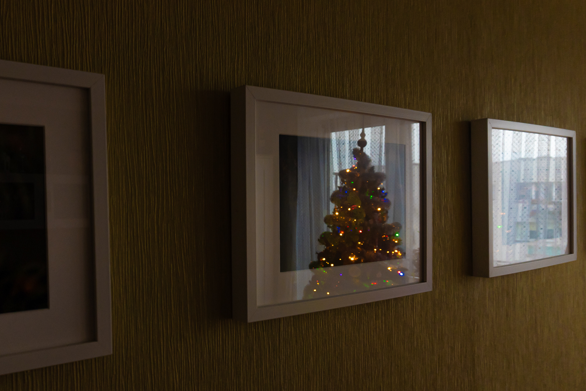 Odkąd sama prowadzę dom choinkę ubieramy na samym początku adwentu. Wręcz odwrotnie od tego jak to wyglądało wtedy gdy byłam dzieckiem. Mój tata nie lubił ubierania choinki przed świętami. Najczęściej stoiliśmy ją dzień przed Wigilią. Tata zawsze mówił, że taka postawiona wcześniej - opatrzy mu się i święta tracą ten wyjątkowy klimat.