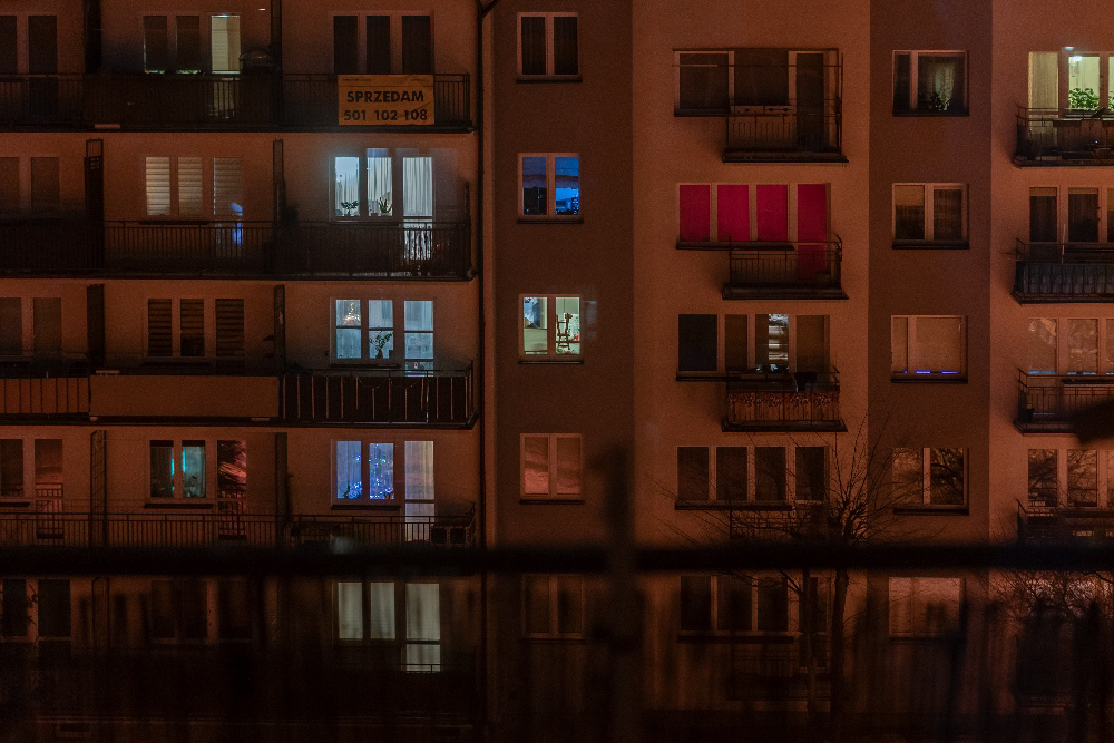 Ten widok przypomina mi ciepłe letnie wieczory, gdy cała Polska zasiadała przed telewizorem bo właśnie transmitowano mecz piłki nożnej Polska vs ktokolwiek. Pamiętam, że zawsze z tatą oglądaliśmy przeżywając każdy strzał, podanie i rzuty wszelakie. A gdy polski piłkarz strzelił gola - okrzyki radości rozchodziły się po całym osiedlu.