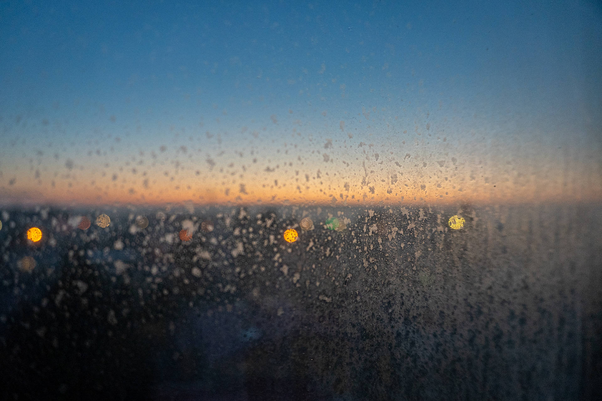 Widok z okna gdy wracaliśmy z wakacji. Mieliśmy białego fiata 126p. I mieściliśmy się w nim cała rodzinką. Mo.i rodzice, ja i mój brat. A także masa ubrań, namiot czteroosobowy, cztery dmuchane materace, mała butka gazowa i zestaw turystycznych garnków z czajnikiem. Kubeczki, talerze i sztućce. Ściereczki, ręczniki i pościel dla każdego z nas. Nie mam pojęcia jak się mieściliśmy, ale tak spędzaliśmy każe wakacje..