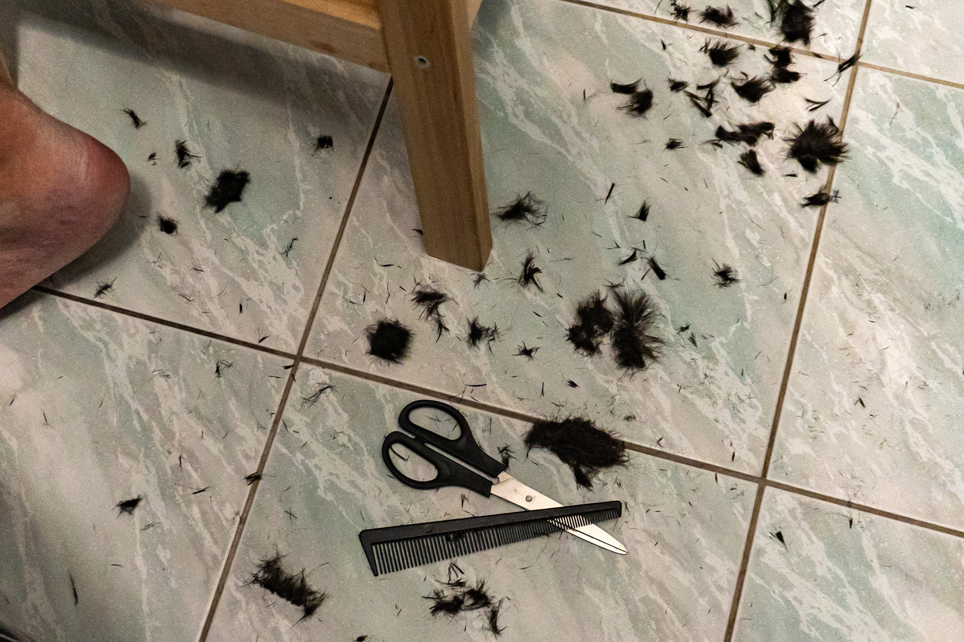 Mój tata miał gęste ciemne włosy. Szybko mu rosły, ale nigdy nie chodził do fryzjera. Mama nie lubiła gdy chodził, bo zawsze źle go obcinali. Więc sama to robiła. W kuchni na środku stał taboret. Kilka gazet na podłodze. I tata siedział na nim w z ręcznikiem na plecach. A mama obcinała mu włosy.  Początkowo spadały na podłogę ciemno brązowe włosy. Potem przeplecione srebrnymi pasmami.  Potem już prawie same białe...