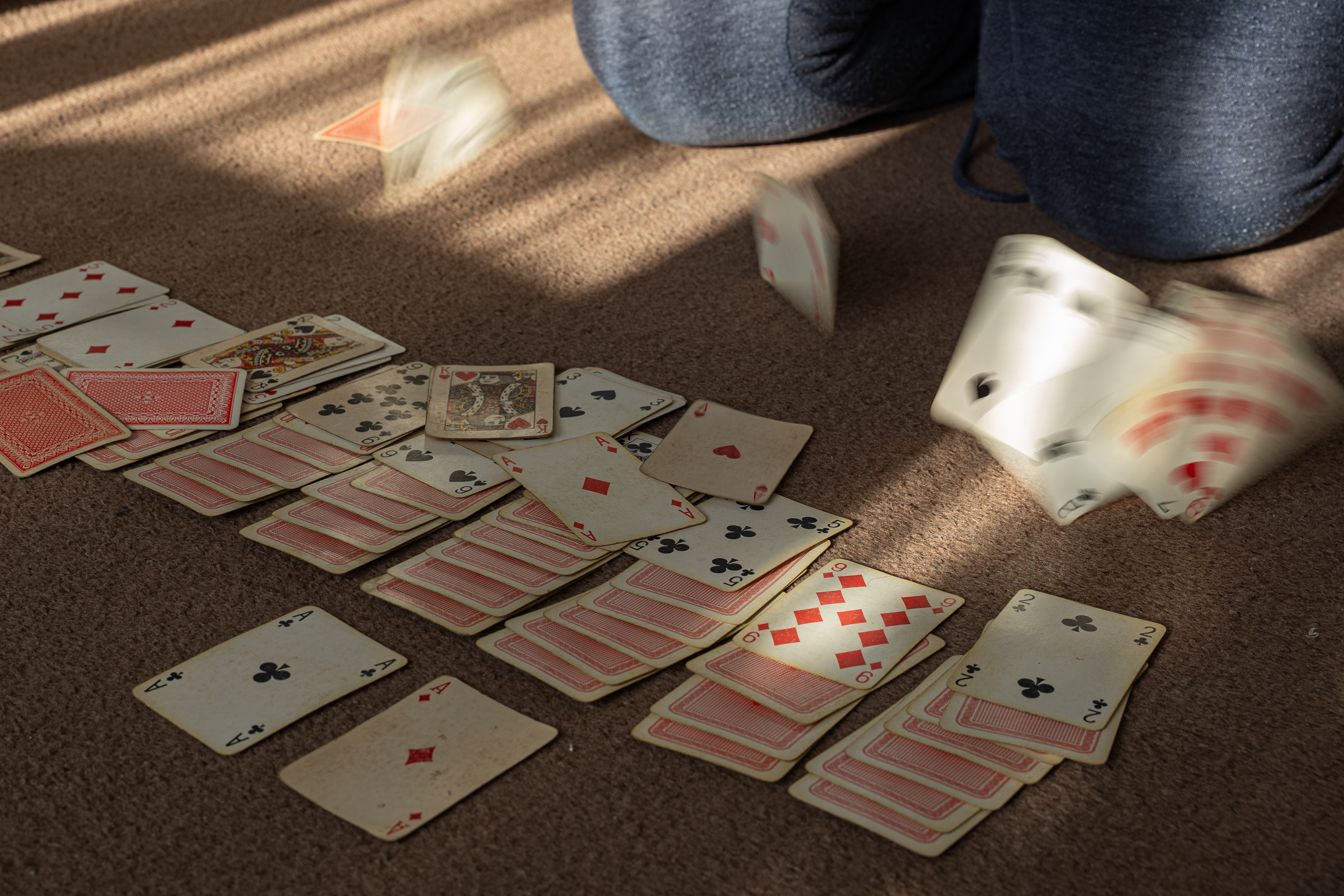 Pasjans - gra karciana którą nauczył mnie tata. Rozkładał go dla rozrywki po kilka, a może nawet kilkanaście razy dziennie. Z dwóch talii kart, żeby dłużej trwała zabawa. I prawie nigdy mu nie wychodziły, nawet mimo tego, że strasznie w nich oszukiwał. Chował karty pod łokciem, kombinował. I śmiał się, jak go na tym przyłapywaliśmy.