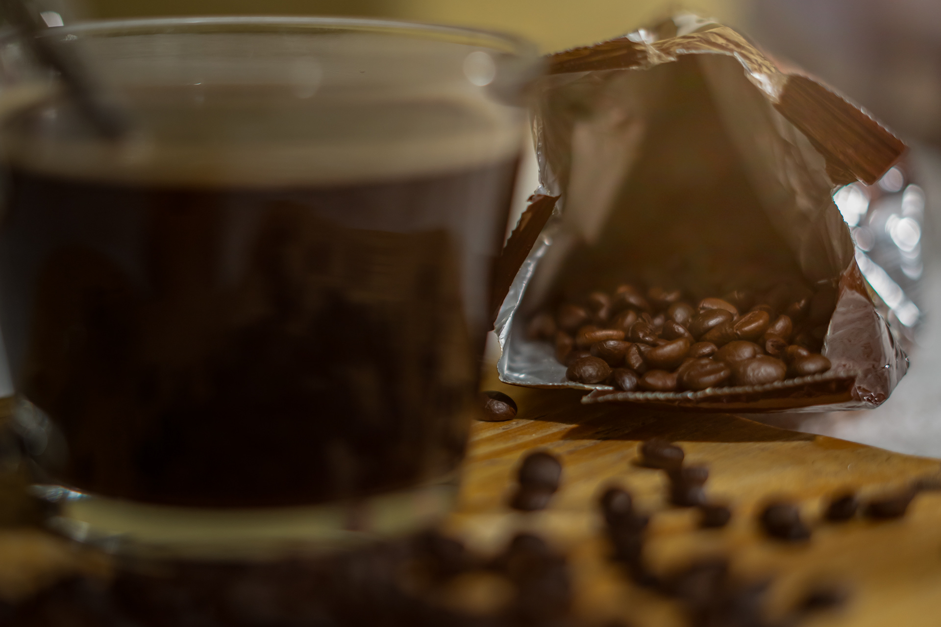 Mocna gorzka kawa. Tylko w szklance. Mielona w tradycyjnym młynku. Tylko tata pił w naszym domu kawę. Ciemną, gorzką i aromatyczną...