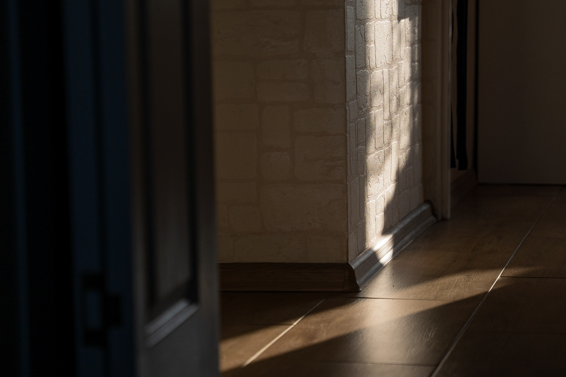 Poranek, gdy tata krzątał się po kuchni. Wręcz słyszę gwiżdżący cicho czajnik szybko wyłączany przez tatę, żeby nie narobil hałasu i nie pobudził nas wszystkich. Czuję zapach papierosów  Popularne - bo tata dużo palił. I szuranie taboretu po gumoleum.