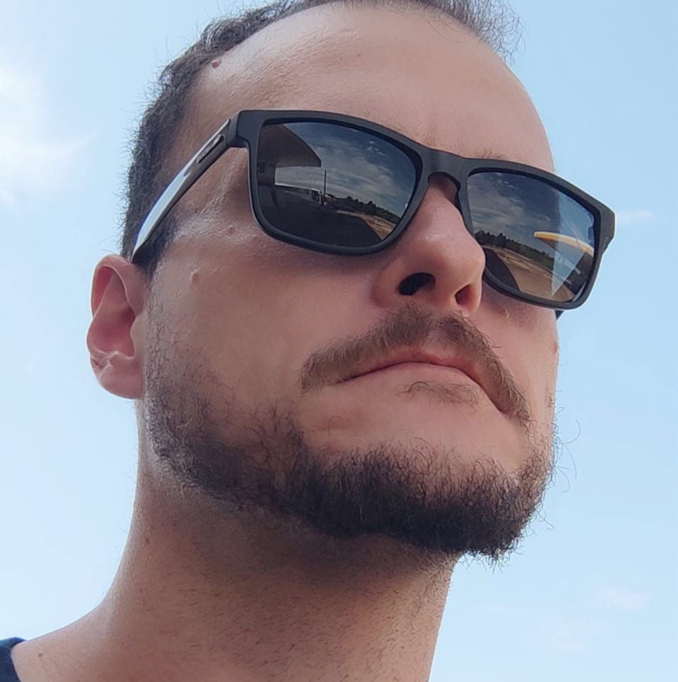 Em 17 anos de estrada, descobri que o melhor enquadramento não é o mais bonito, é aquele que provoca uma decisão. Comecei na publicidade, passei pela produção audiovisual e cheguei à estratégia. 