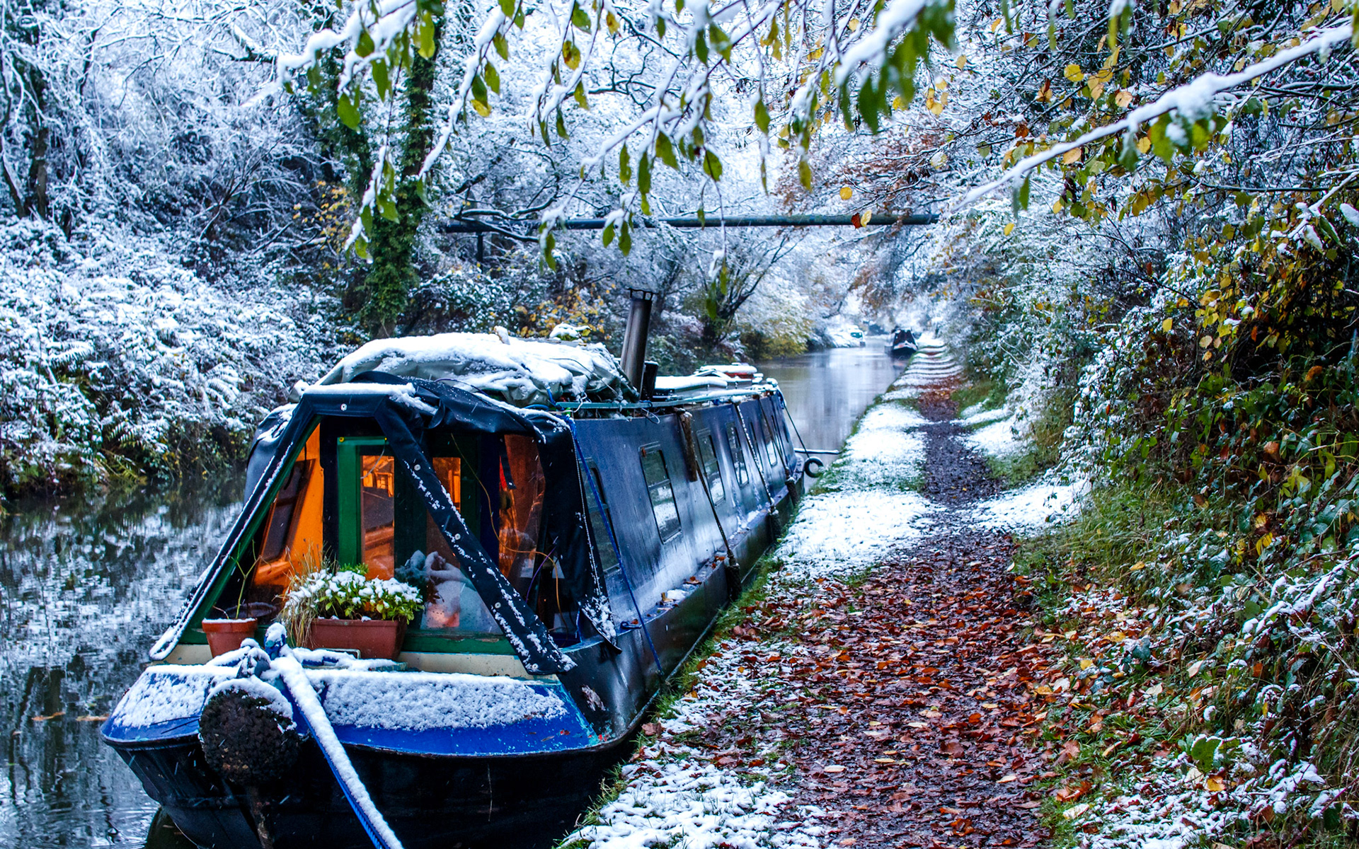 NB Will Try moored up on the Stratford-upon-Avon canal with snowfall on the towpath