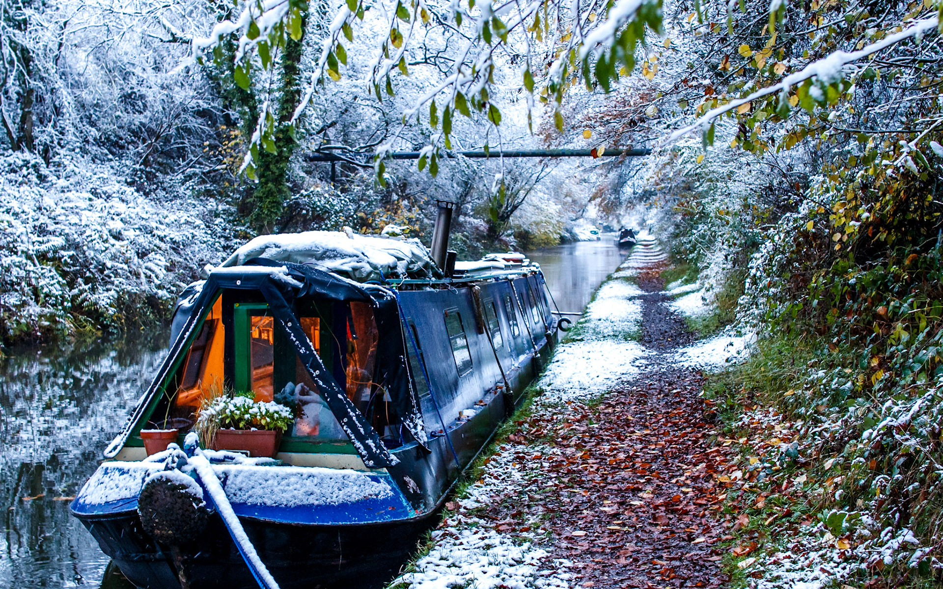 NB Will Try moored up on the Stratford-upon-Avon canal with snowfall on the towpath