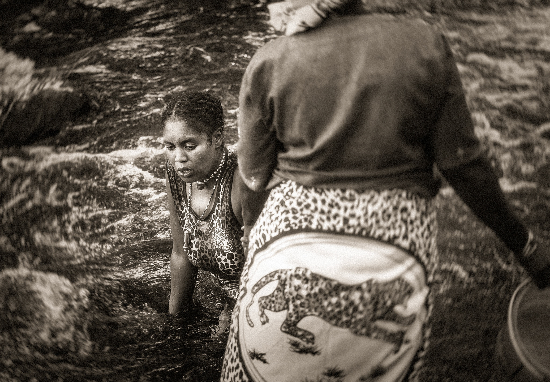 The friend who drove us remained silent during the whole day. He refuses to respond to profound and simple questions. But what is clear, is that he is scared. He did say in the morning “you stay away from what you don’t understand”. And I would spend the whole day wishing the opposite. 