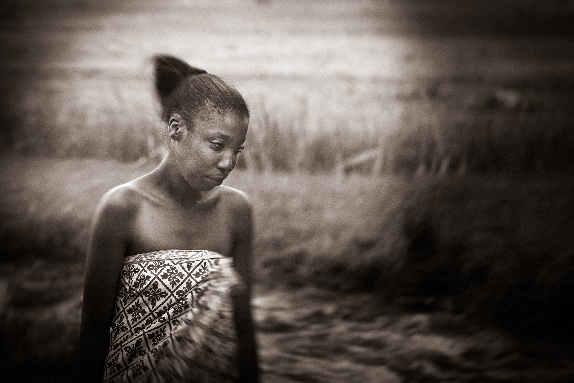 Yet the water is cold. The river is situated behind a forest, and although called a river – it is more of a stream. The shallow but cold water allows for standing in it with some effort. The stream flows peacefully in its own direction downwards and makes its way over and around stones and tree branches in its way. 