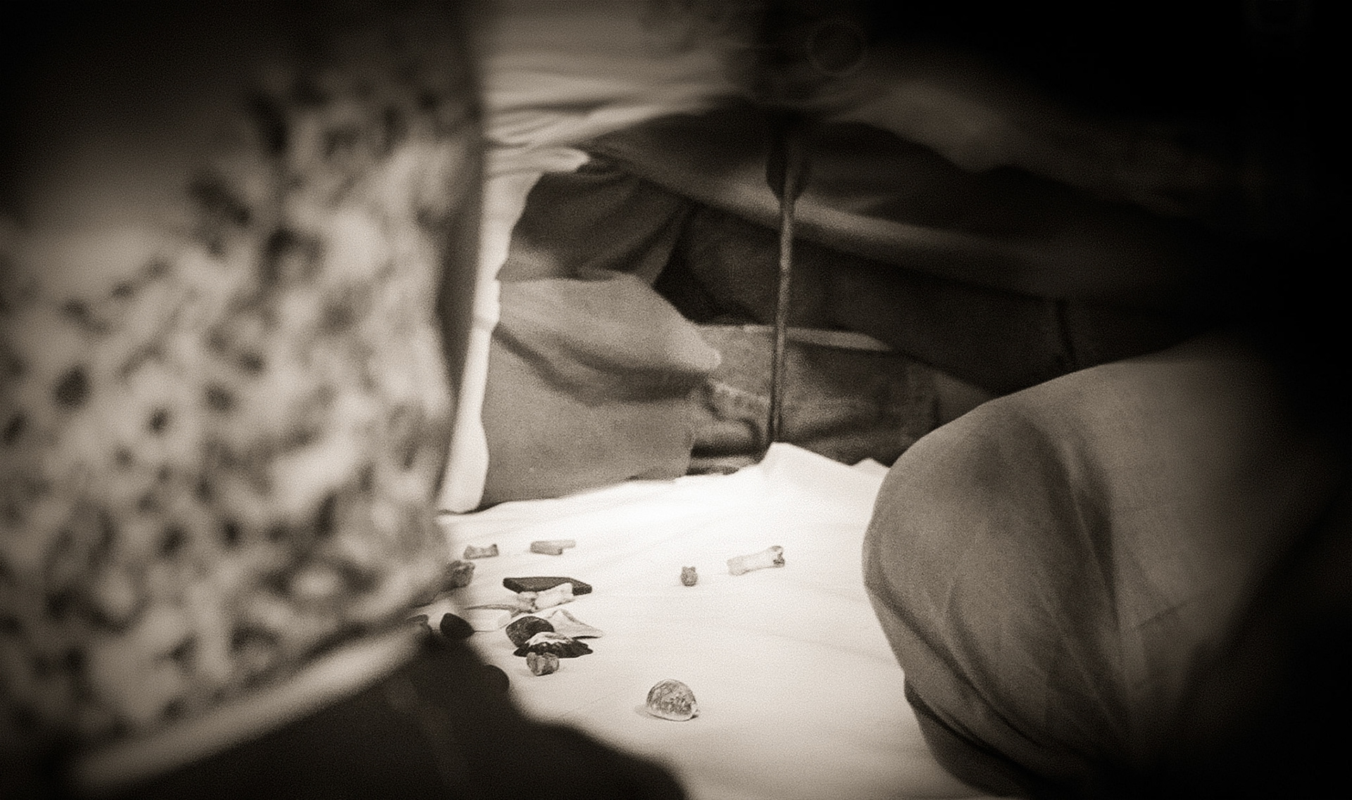 Her telling happens through bones, stones and magic items. Calling on the ancestors to reveal the darkness. Drums and chanting will bring them in. Bring the dark to light, so we can heal and release. Release the pain, the darkness and open her path. But is she willing? The fate lies with her, not them. She is nervous. So am I. She is laughing and crying during the telling and calling. 