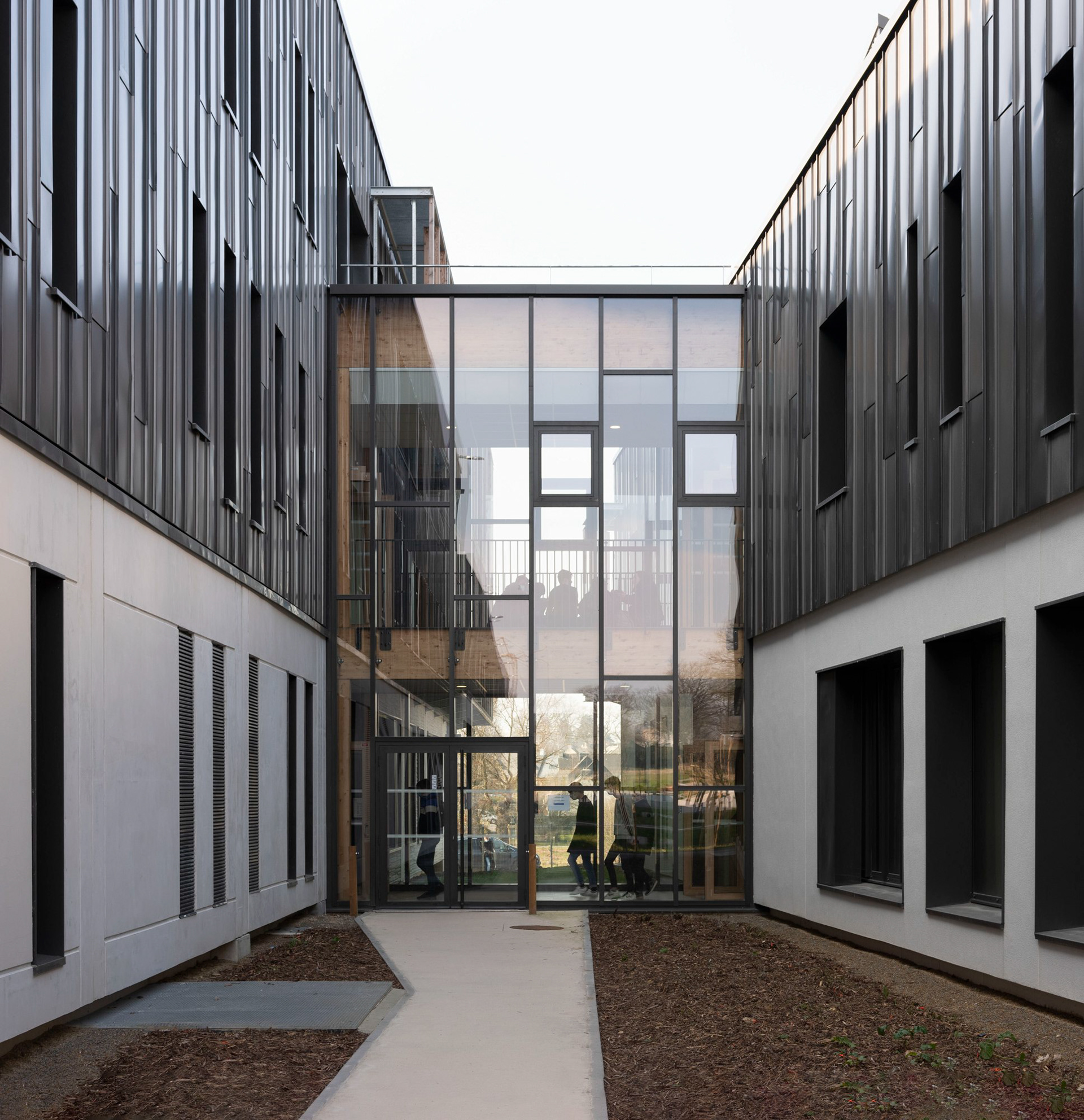 47 Lycée Simone Veil à Liffré Région Bretagne / Sembreizh «Chomette-Lupi et associés-Architectes» Atelier Loyer Loyer, architecte associé, Photo © JF Molliere