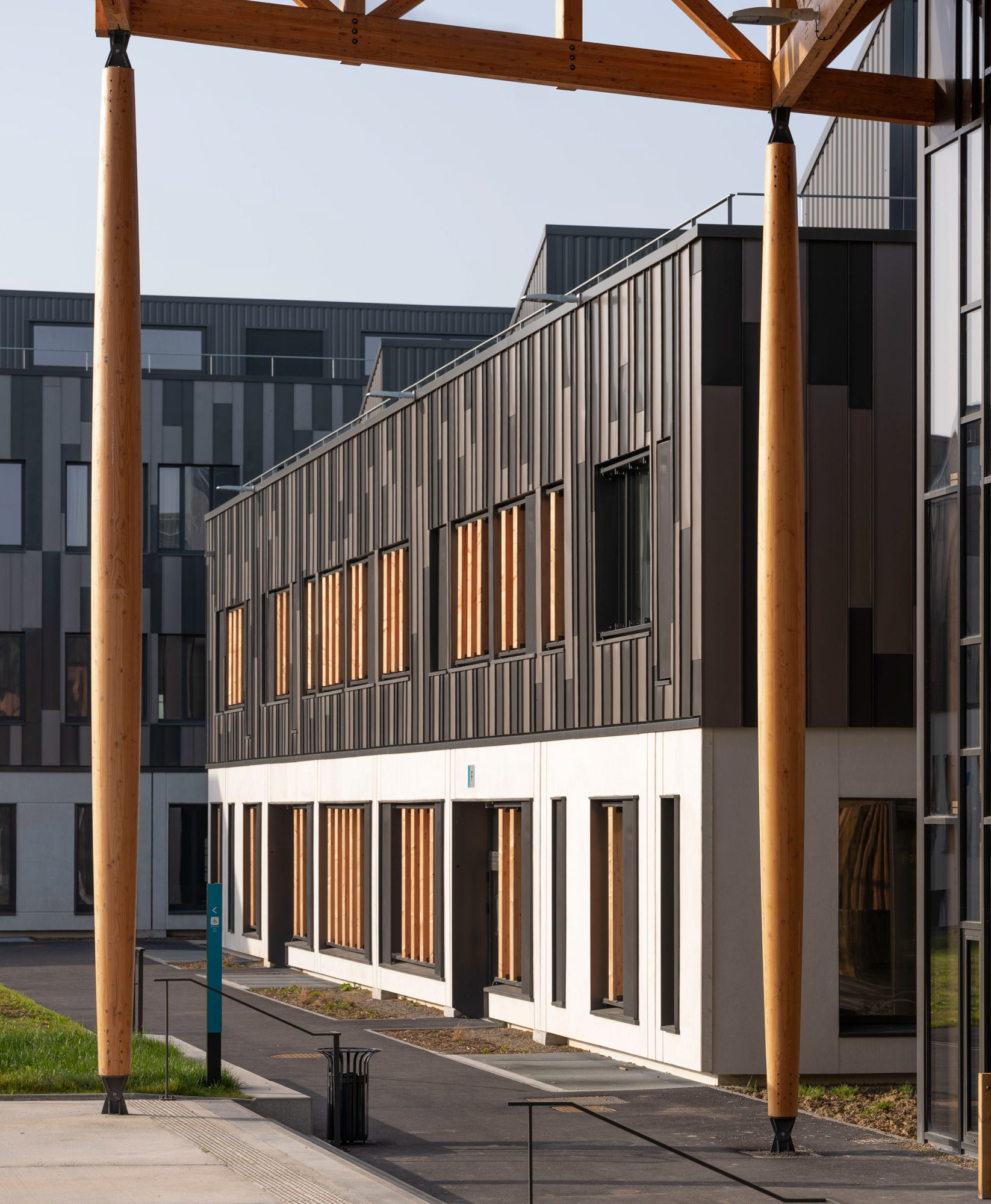 11 Lycée Simone Veil à Liffré Région Bretagne / Sembreizh «Chomette-Lupi et associés-Architectes» Atelier Loyer Loyer, architecte associé, Photo © JF Molliere