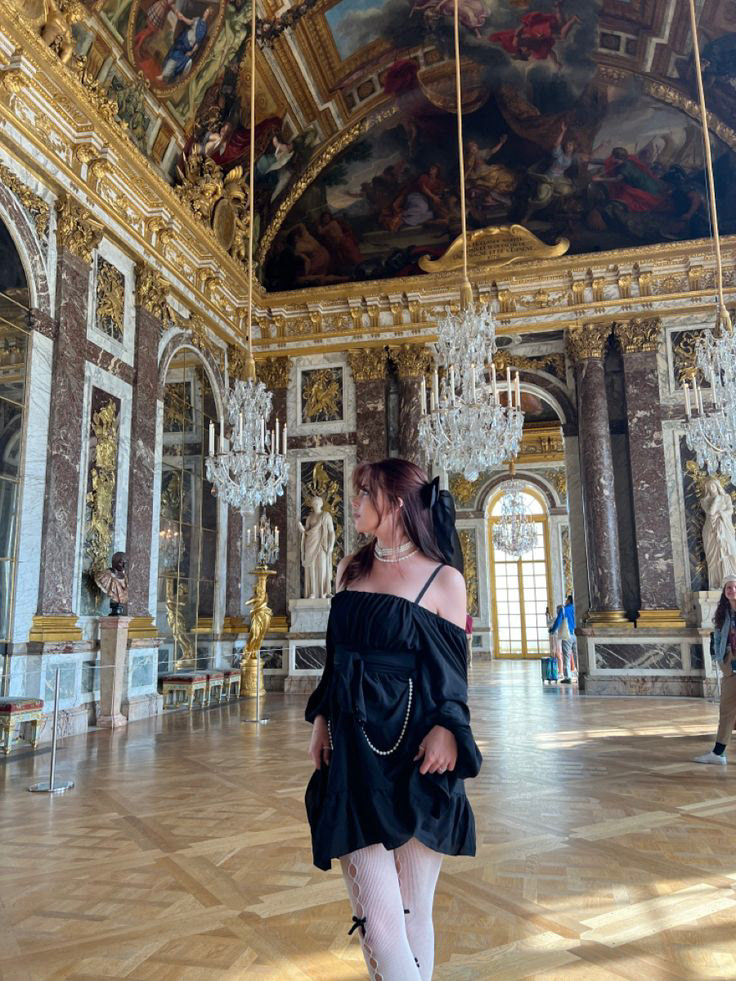 Photo inside the Palace of Versailles showcasing fashion sense, garnering 1.66k impressions.