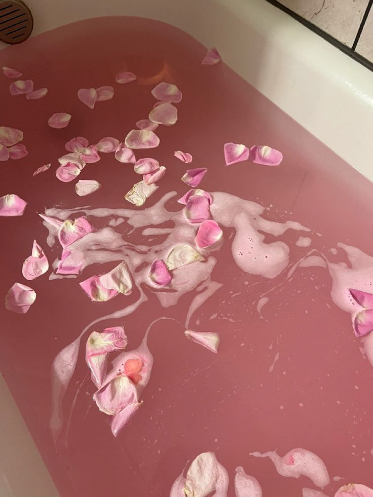 Aesthetic bath photo catering to female audience. Amounts to 19.56k impressions and 884 post interactions.