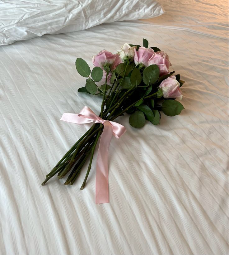Pretty bouquet photo catering to feminine audience. Amounts to 500.76k impressions and 11.14k post interactions.