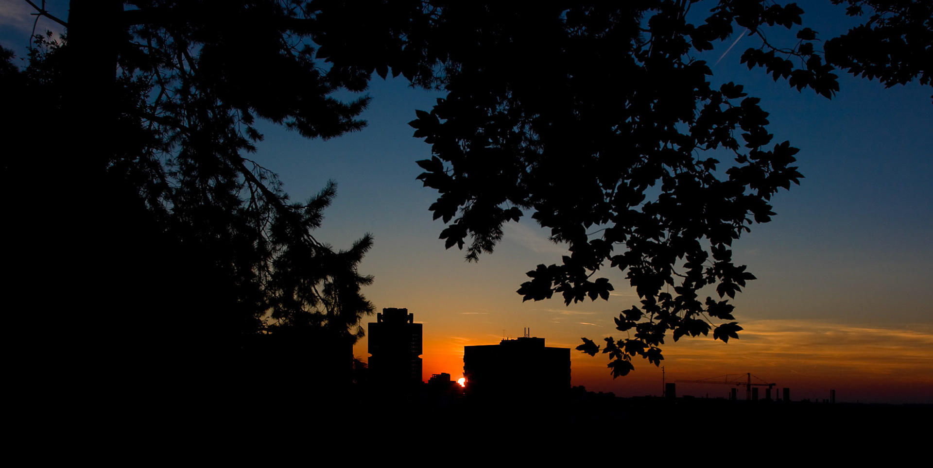 Der BMW Turm im Sonnenuntergang