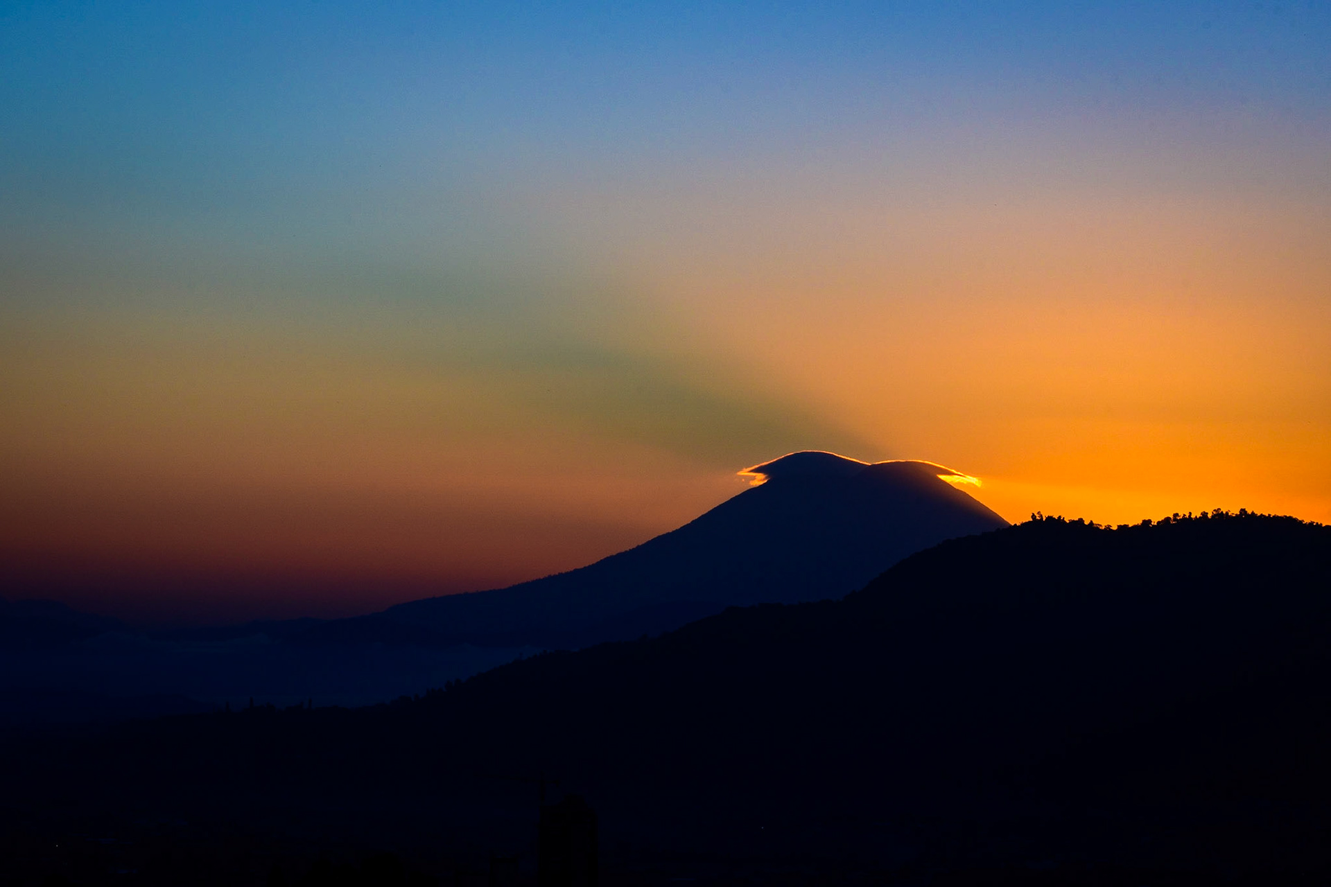 Un amanecer detras del volcan. Explosion de colores junto a la sombra creada por las nubes en la copa.