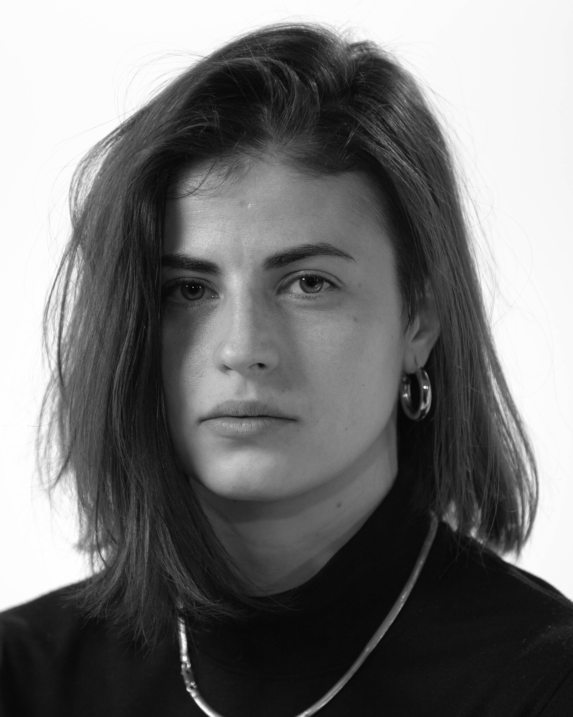DIRECTOR / FILMMAKER : Ilaria cura la scrittura e la direzione attoriale.