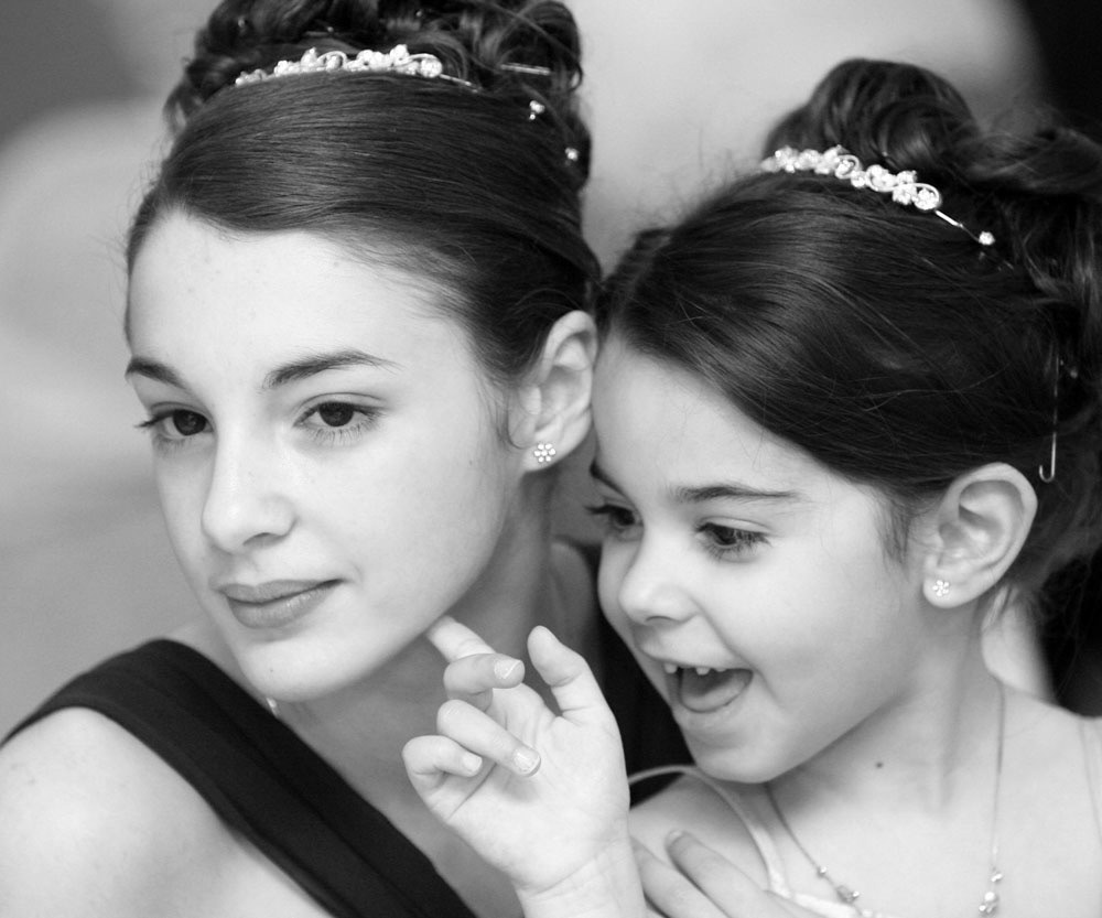 bridesmaids sisters - natural wedding moments