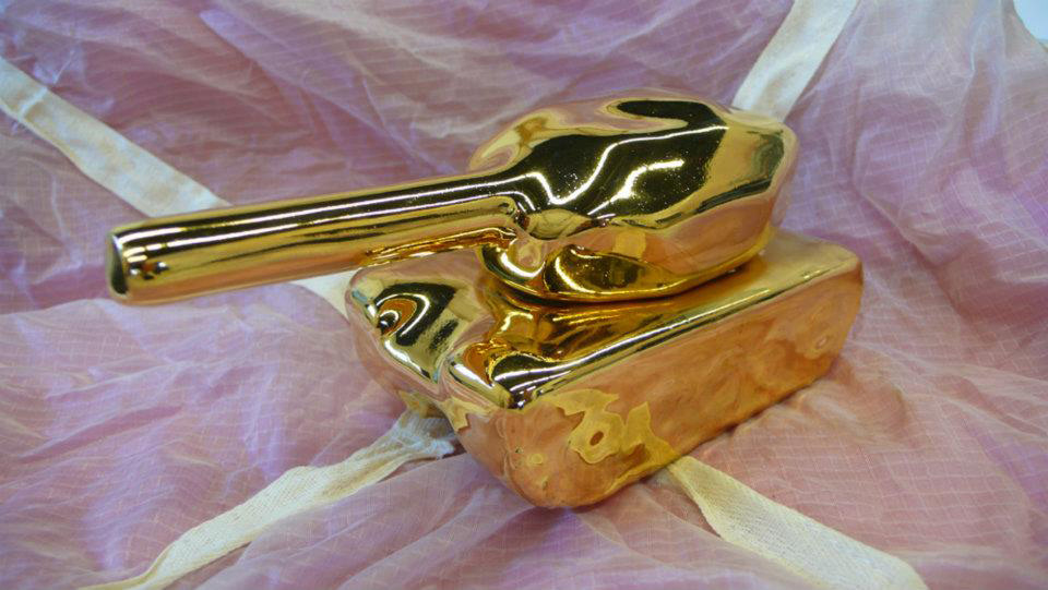 Porcelain tank with gold finish