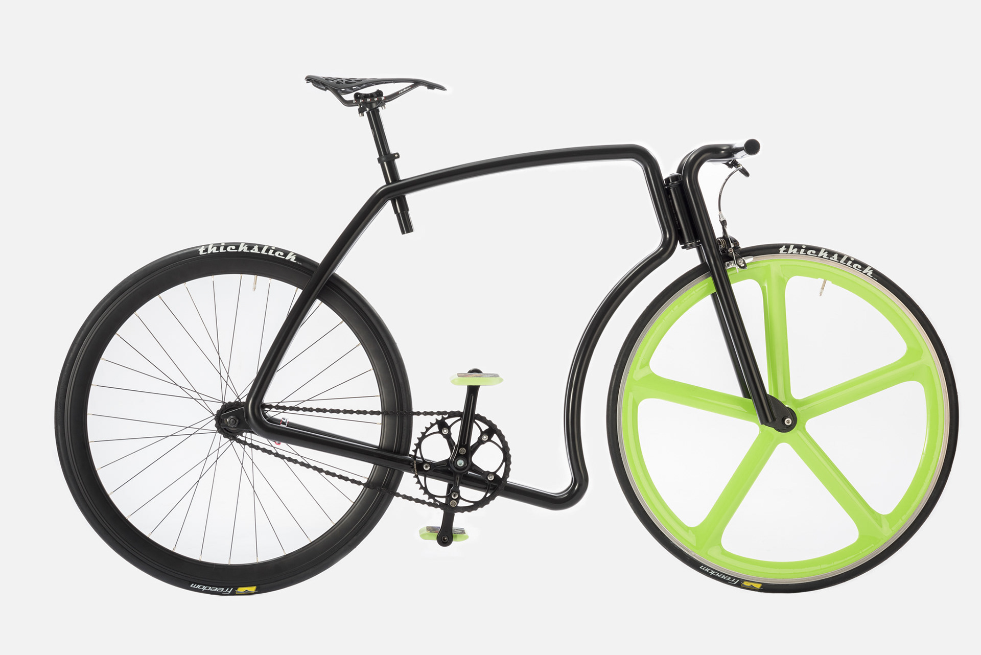 Fixie mit schwarzem Rahmen und grüner Felge