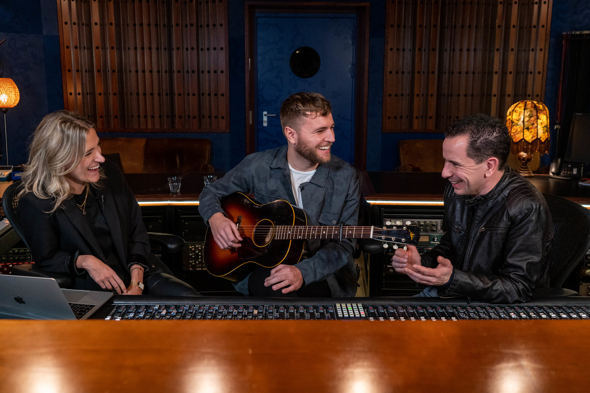Suzanne en Freek met Bart Arens bij de opnames van Bart's Classic Track