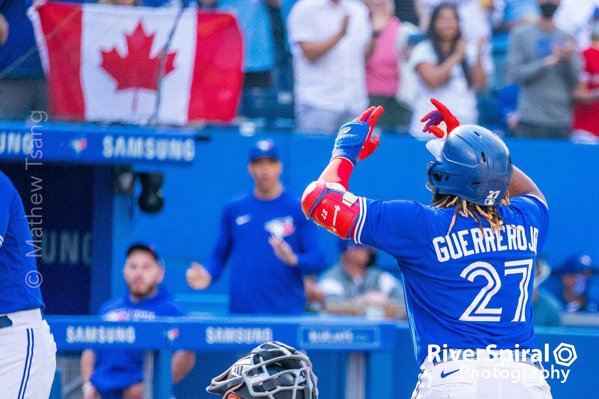 Vlad Guerrero Jr. and Braves mascot stage Home Run Derby