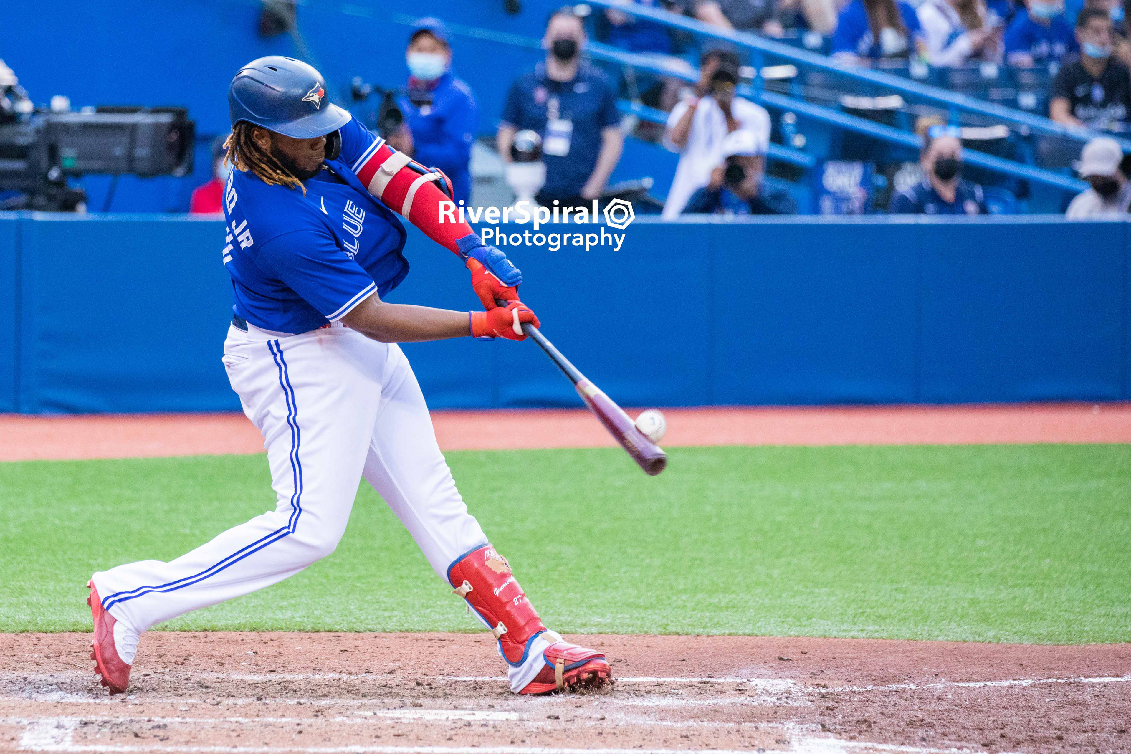 Vlad Guerrero Jr. and Braves mascot stage Home Run Derby