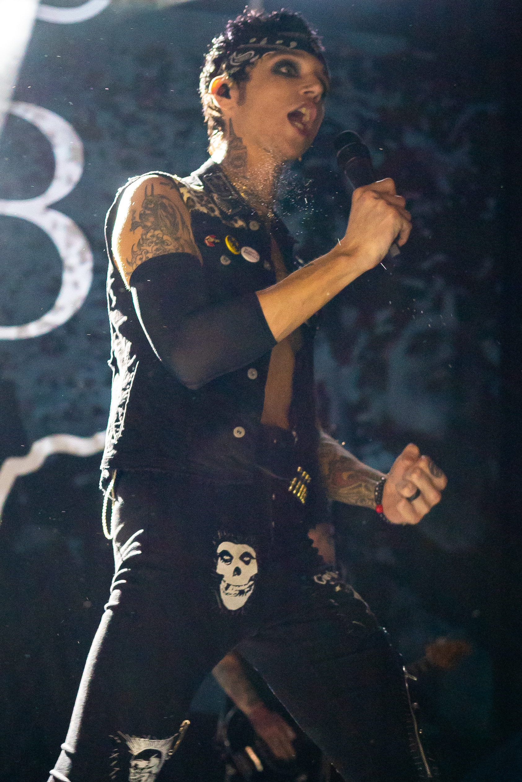 Andy Black singing to the crowd and making a fist