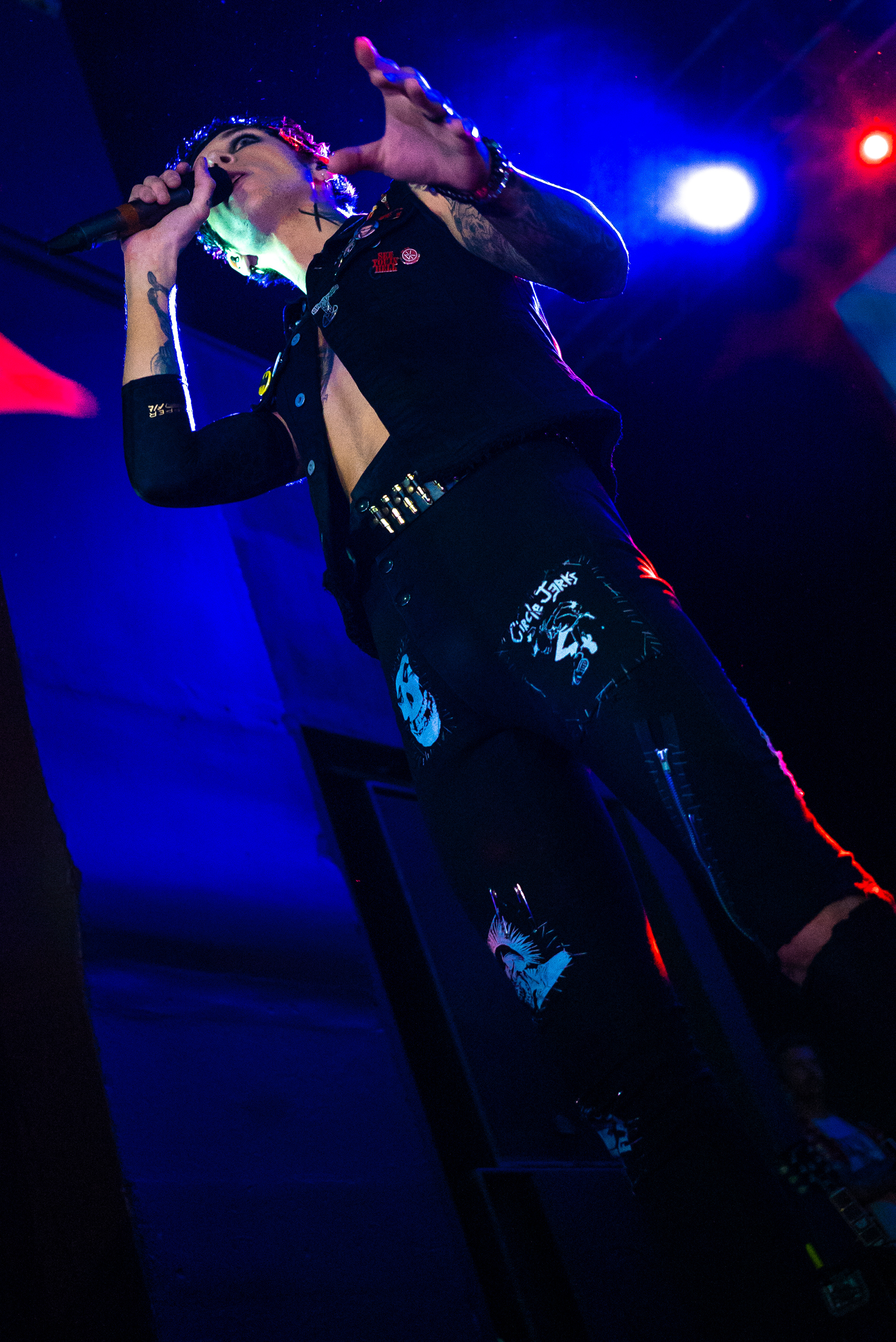 Andy Black Holding his microphone whilst talking to the crowd