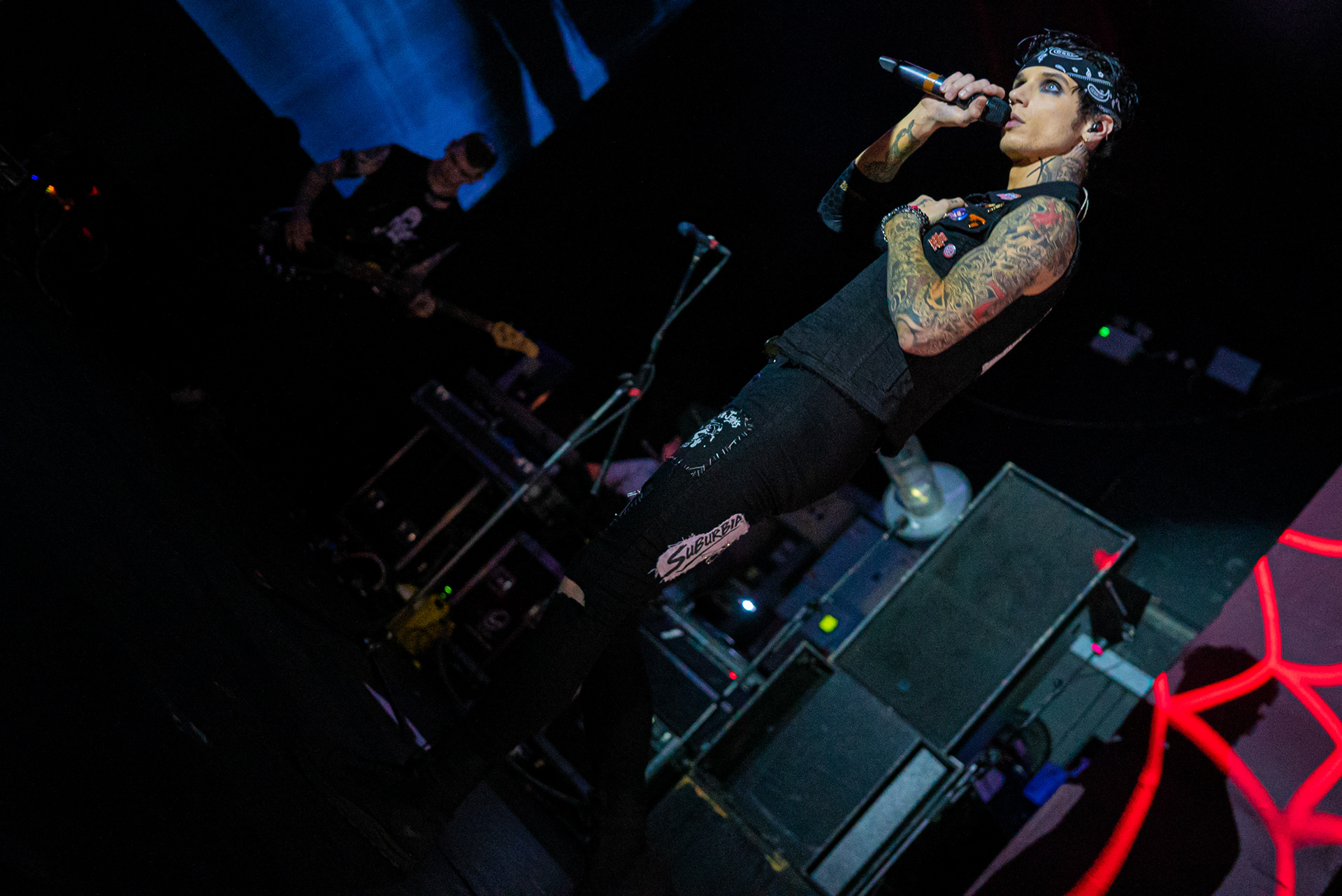 Andy Black holding his microphone with his right hand and holding his chest with his left hand