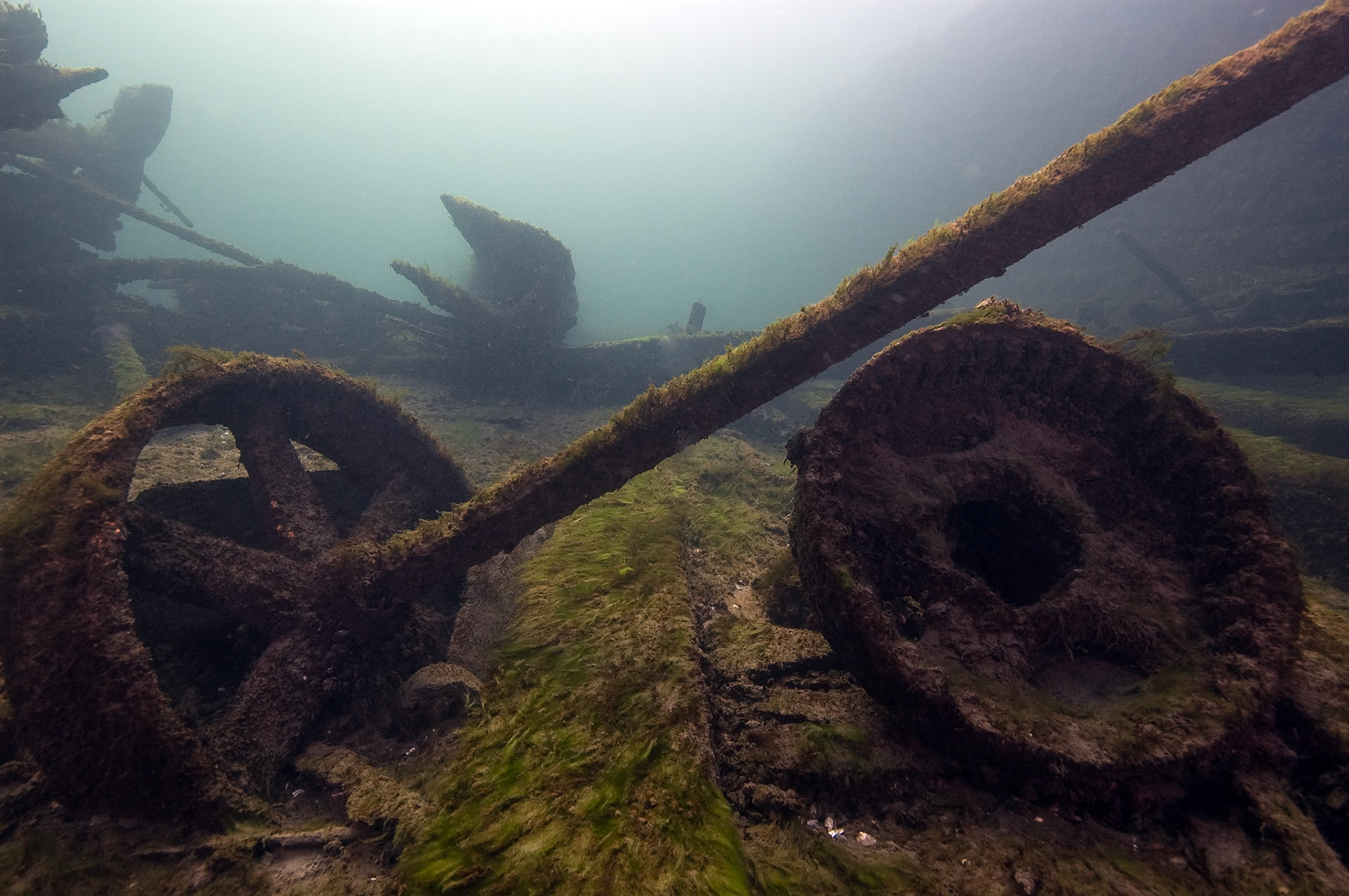 Artefact dans le champs de débris de l'épave. | Artefact found in wreck debris.
